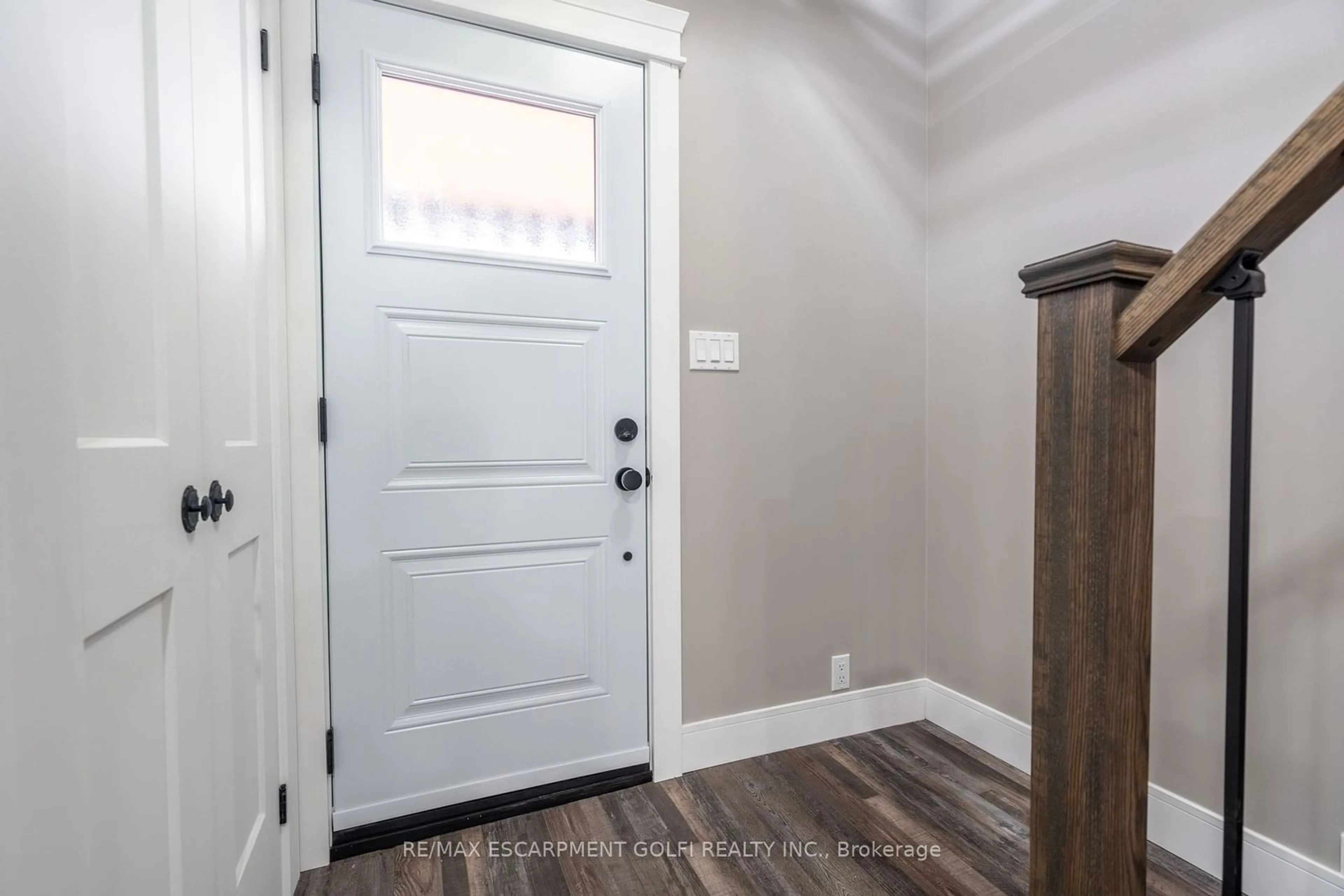 Indoor entryway for 50 Whitfield Ave, Hamilton Ontario L8L 4B6