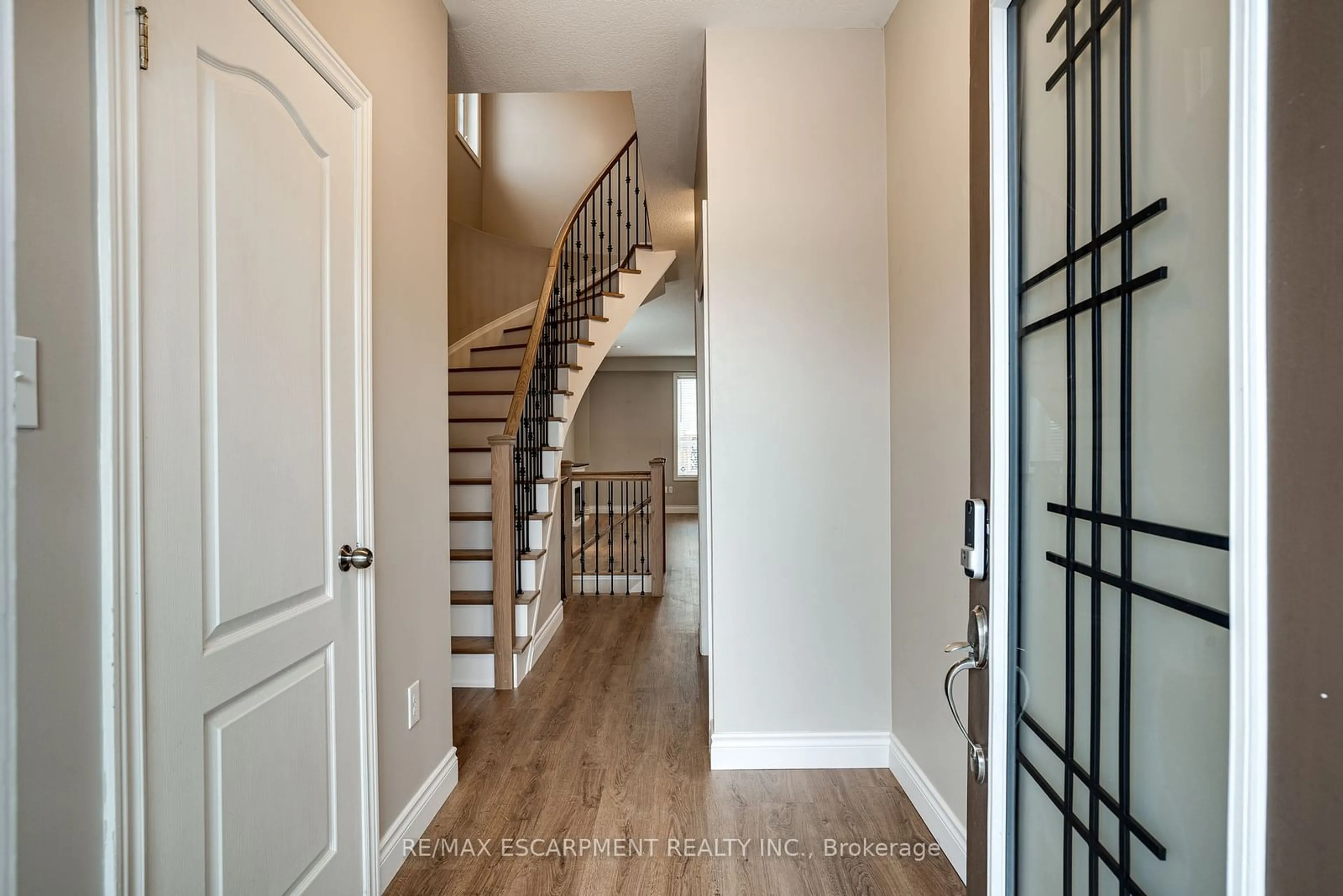 Indoor entryway for 24 Marina Point Cres, Hamilton Ontario L8E 0E4