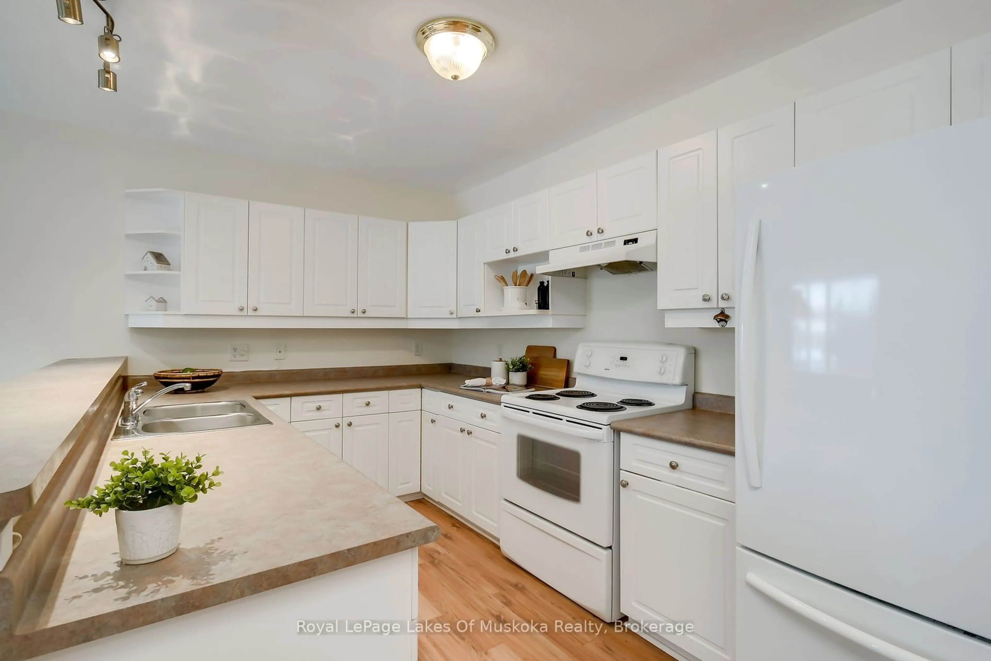 Standard kitchen, unknown for 24 Ontario St #309, Bracebridge Ontario P1L 2H5