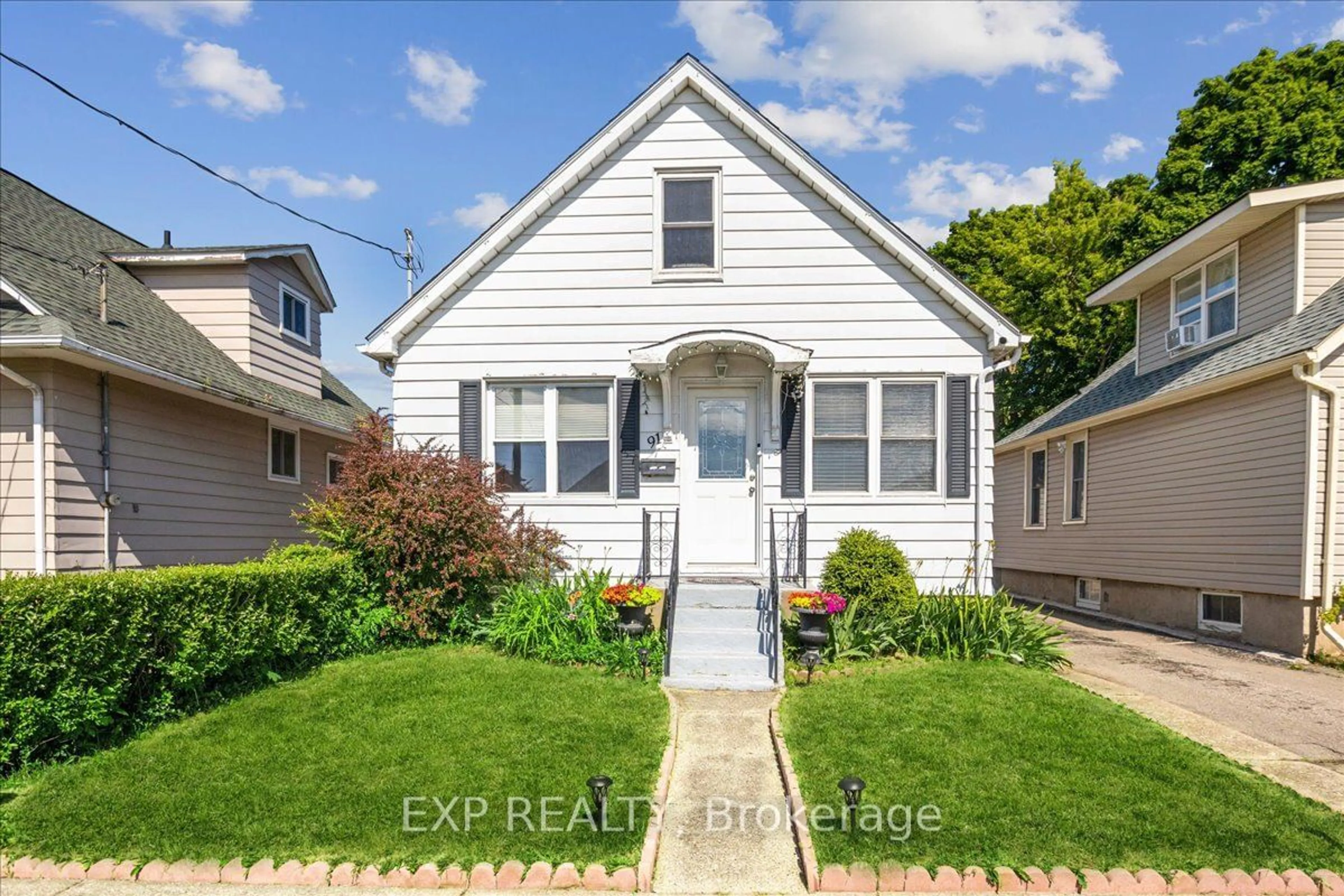 Home with vinyl exterior material, street for 91 Page St, St. Catharines Ontario L2R 4A8