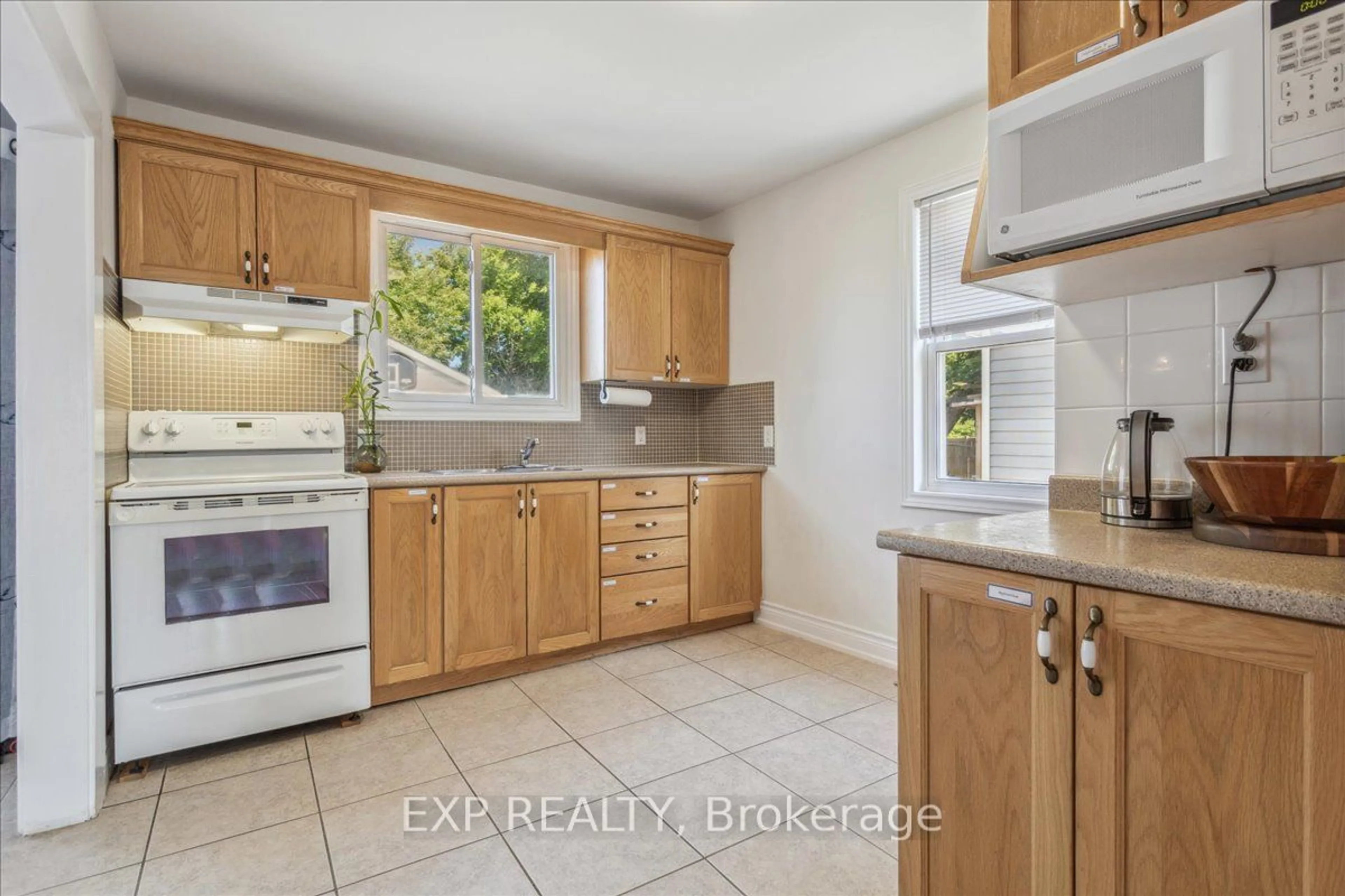 Standard kitchen, ceramic/tile floor for 91 Page St, St. Catharines Ontario L2R 4A8