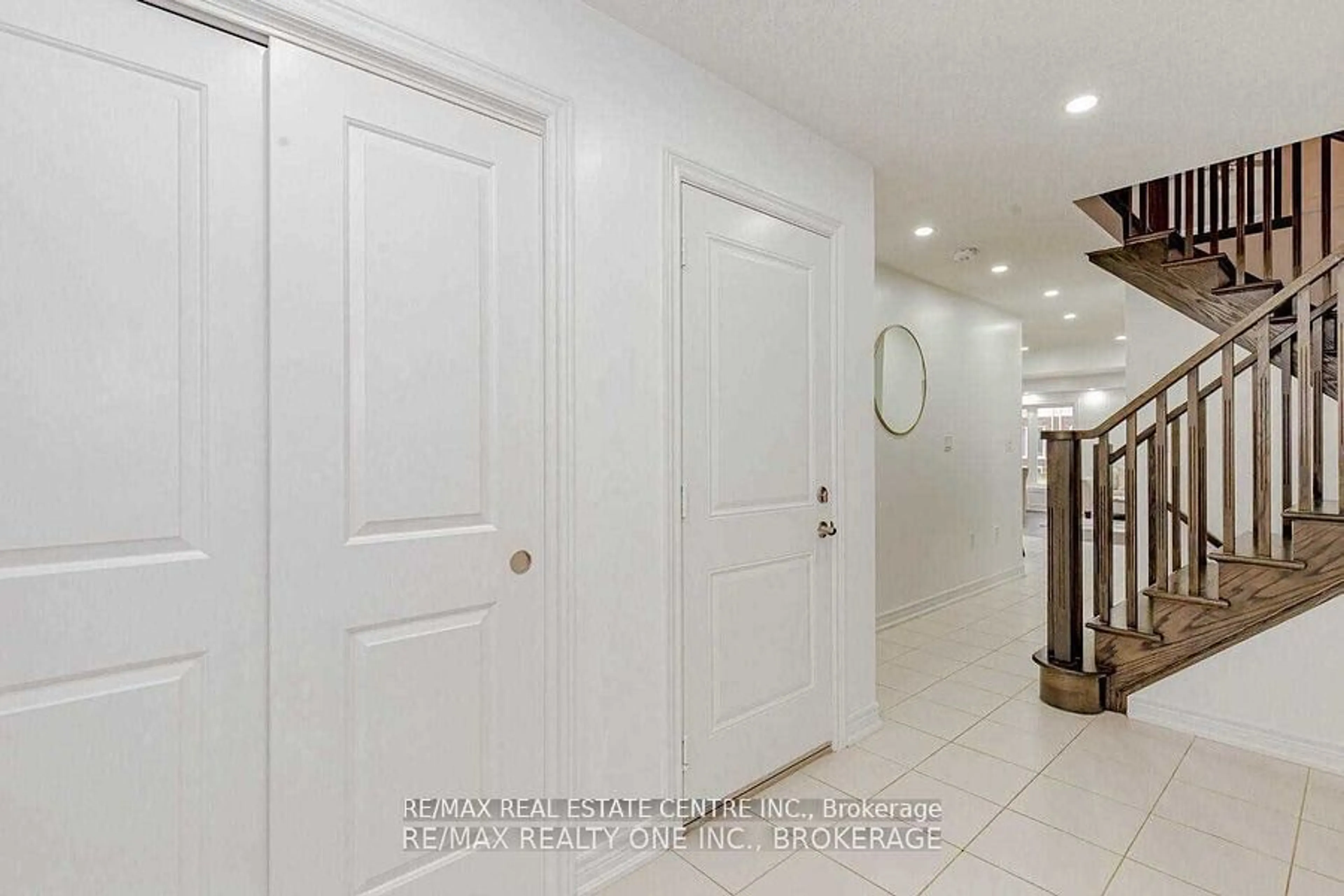 Indoor foyer for 99 Bethune Ave, Hamilton Ontario L0R 1P0