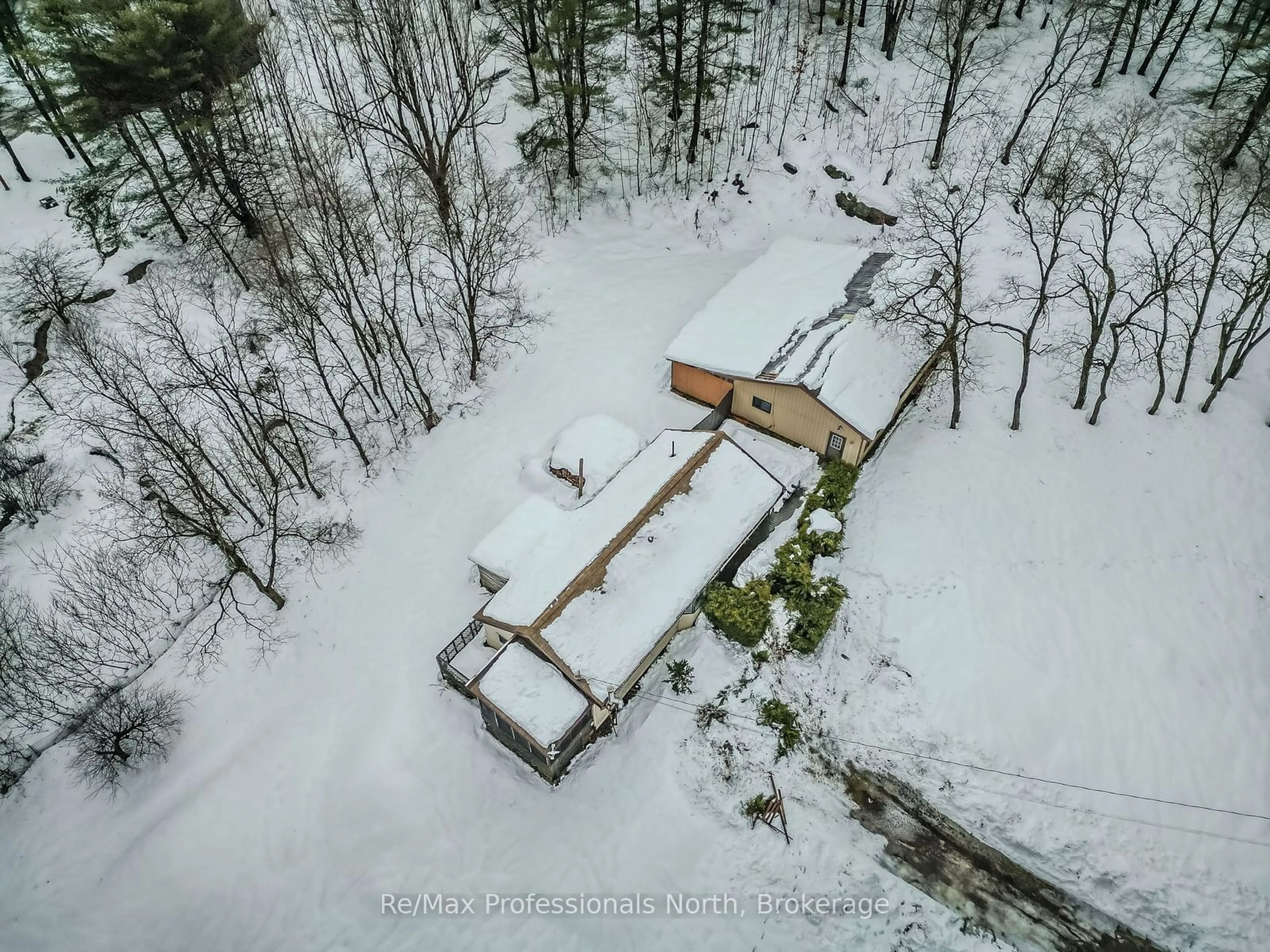 A pic from outside/outdoor area/front of a property/back of a property/a pic from drone, unknown for 1090 Whites Rd, Muskoka Lakes Ontario P0B 1J0