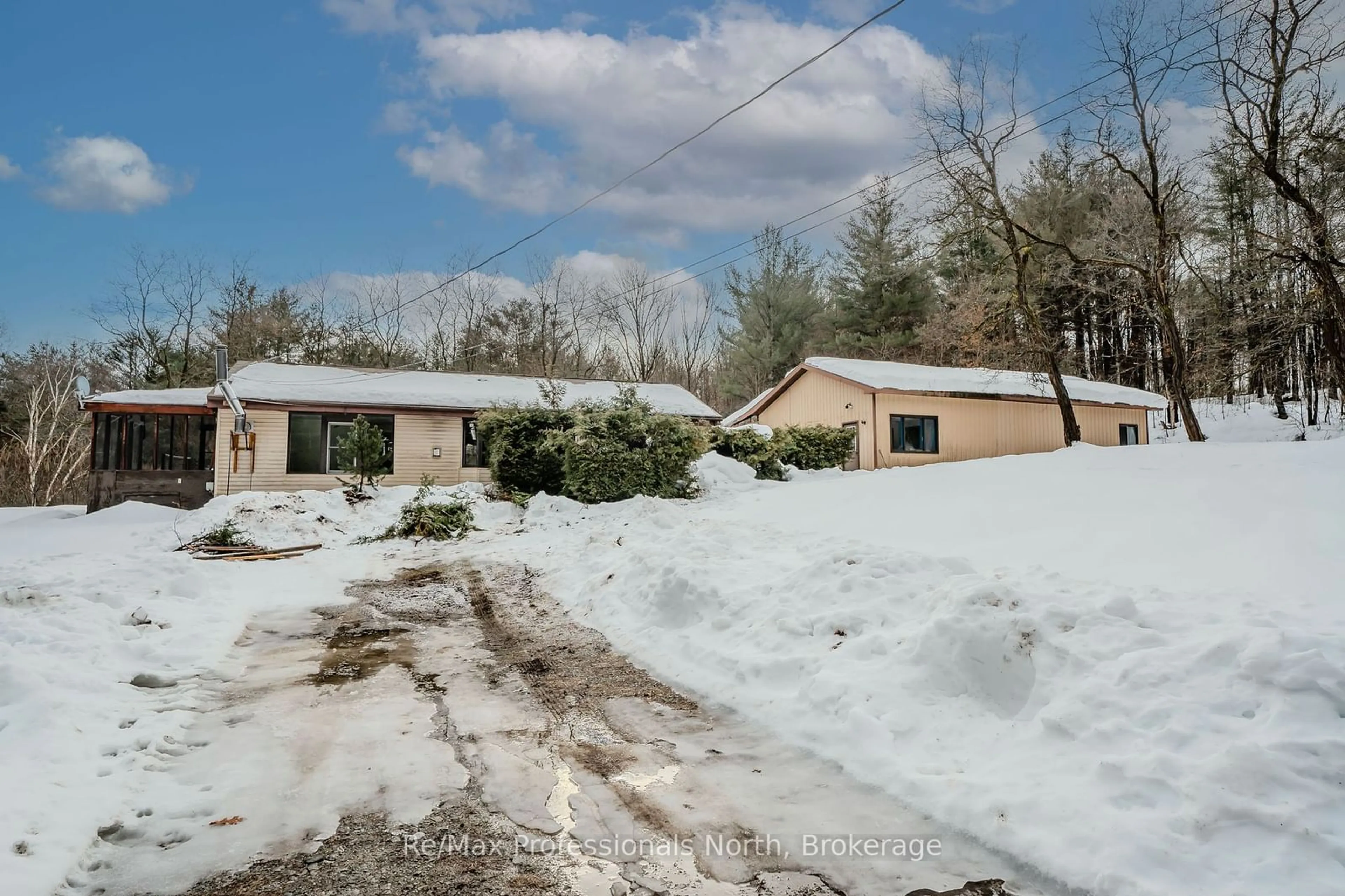 A pic from outside/outdoor area/front of a property/back of a property/a pic from drone, unknown for 1090 Whites Rd, Muskoka Lakes Ontario P0B 1J0