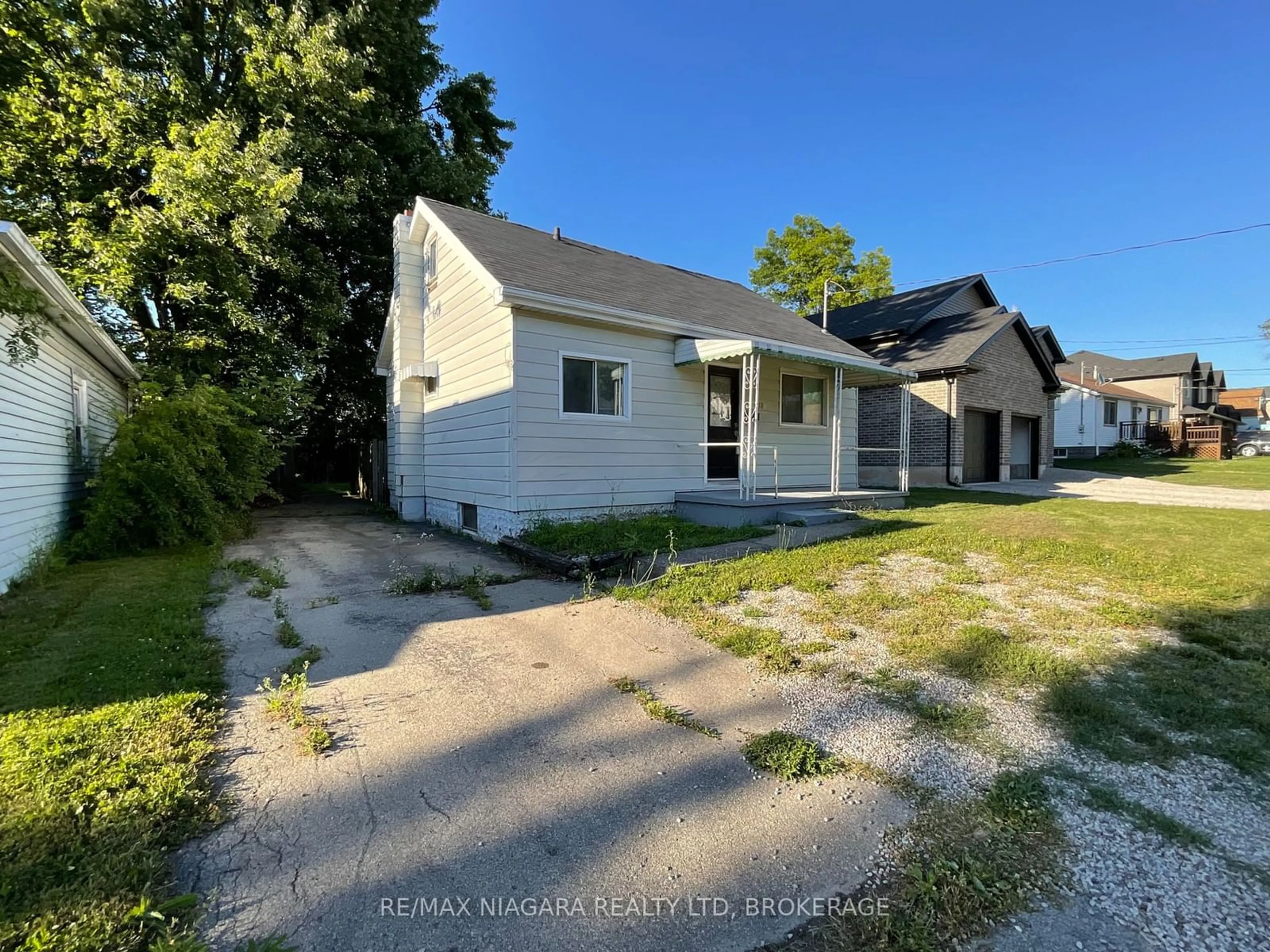 A pic from outside/outdoor area/front of a property/back of a property/a pic from drone, street for 58 Almond St, Welland Ontario L3B 3P8