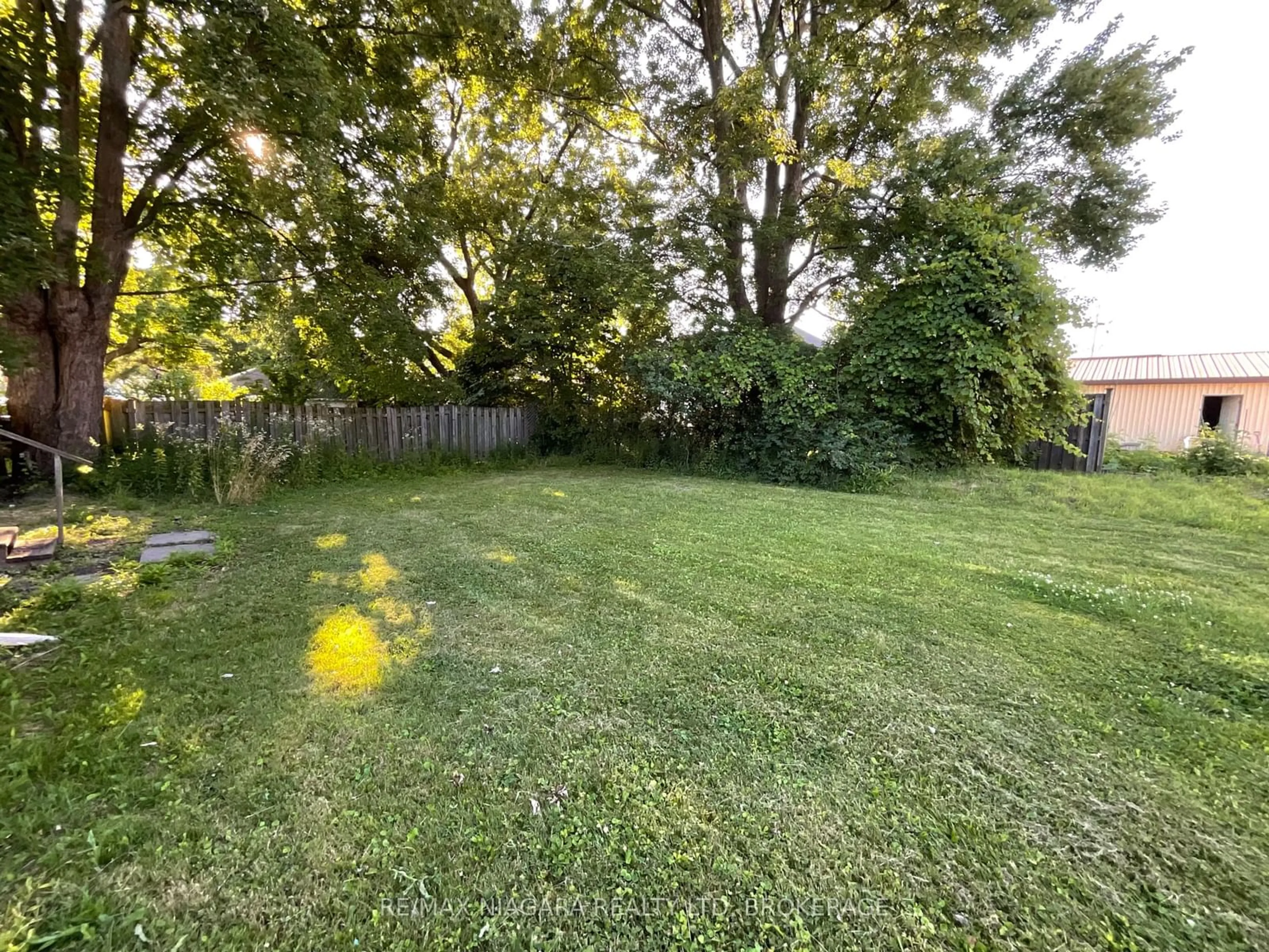 A pic from outside/outdoor area/front of a property/back of a property/a pic from drone, forest/trees view for 58 Almond St, Welland Ontario L3B 3P8