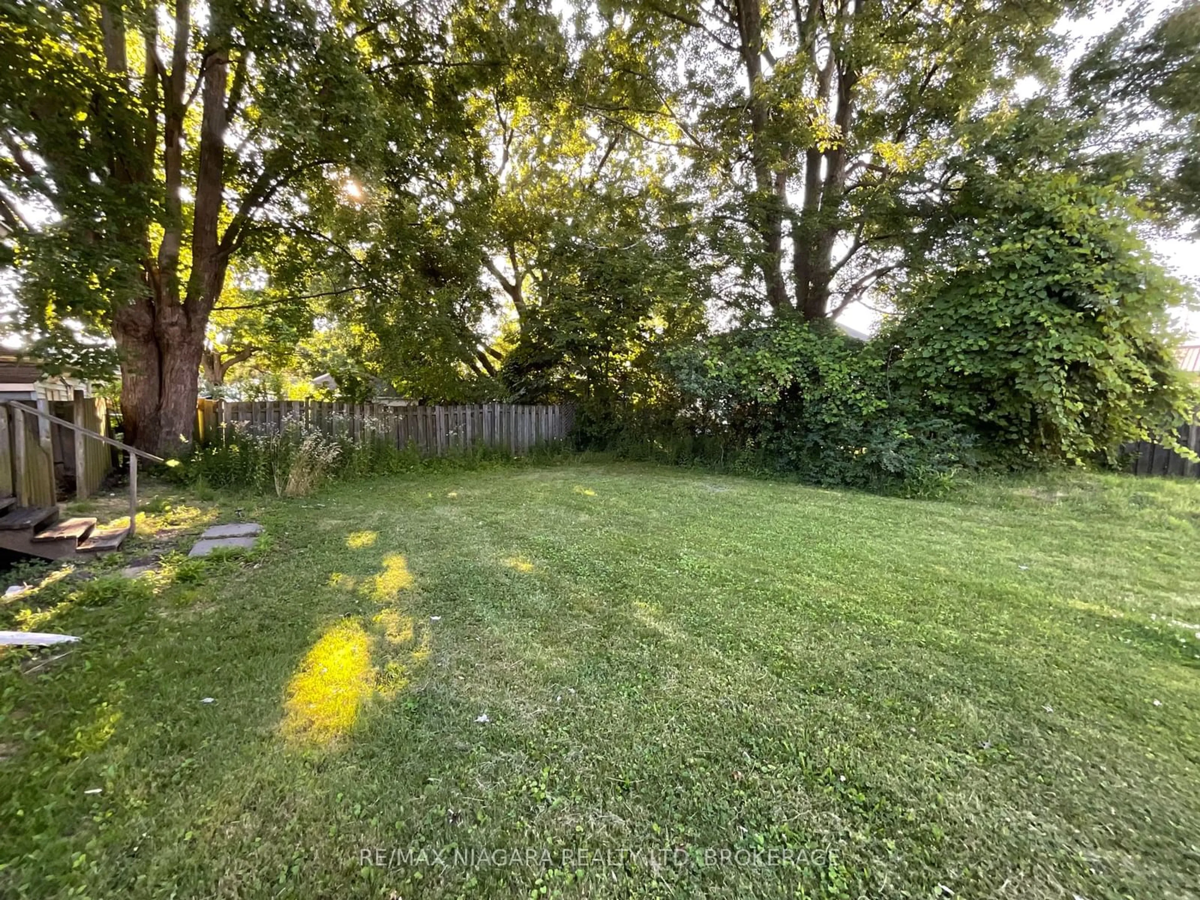 A pic from outside/outdoor area/front of a property/back of a property/a pic from drone, forest/trees view for 58 Almond St, Welland Ontario L3B 3P8