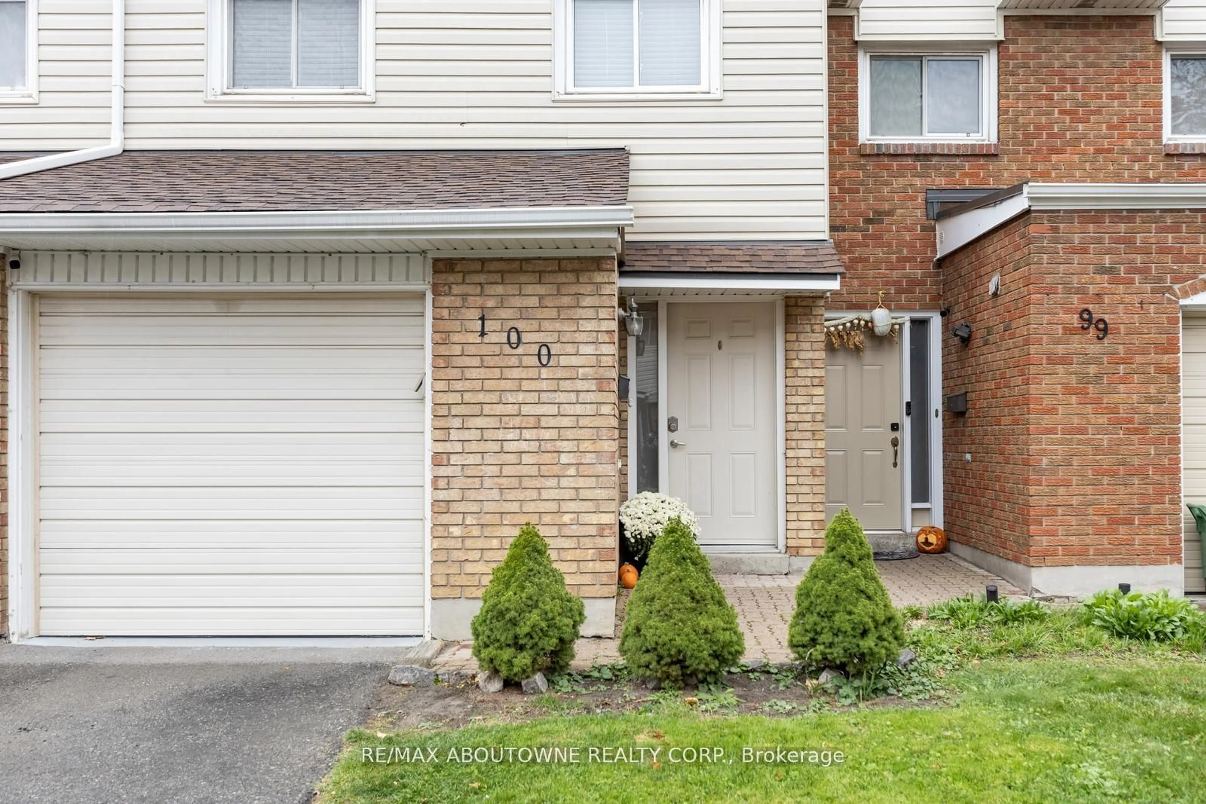 Home with brick exterior material, street for 11 Harrisford St #100, Hamilton Ontario L8K 6L7