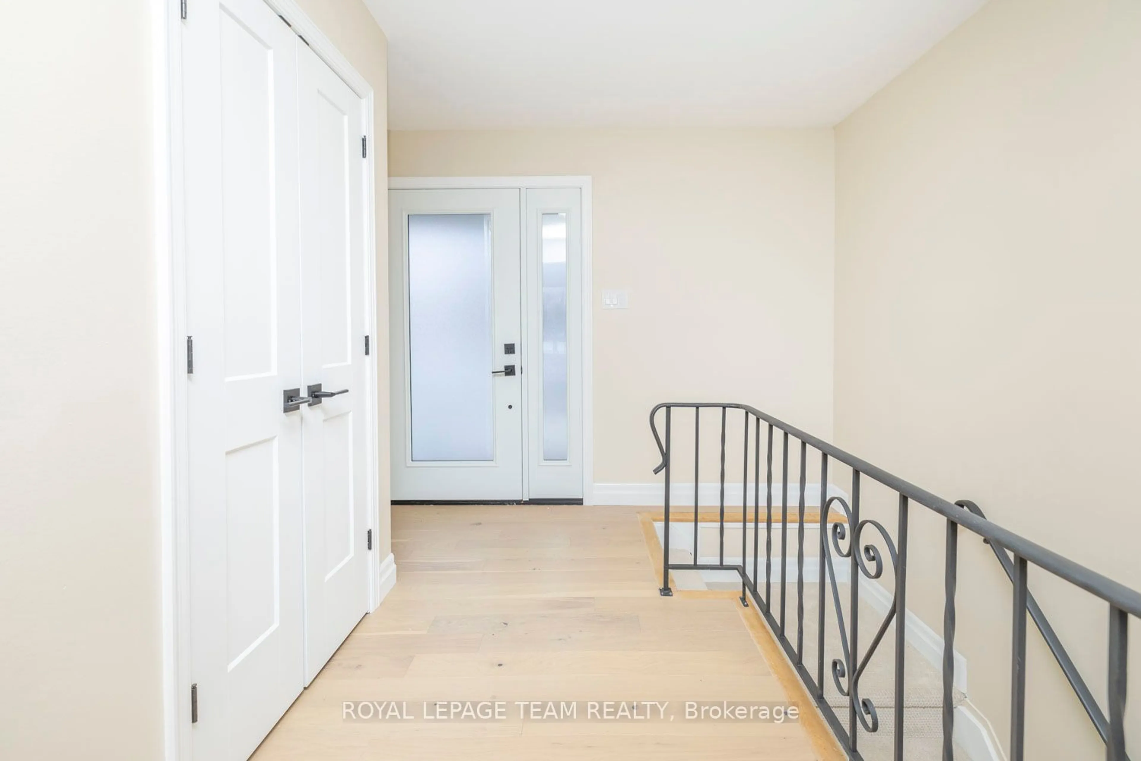 Indoor entryway for 1245 Fairway Dr, Manotick - Kars - Rideau Twp and Area Ontario K4M 1B3