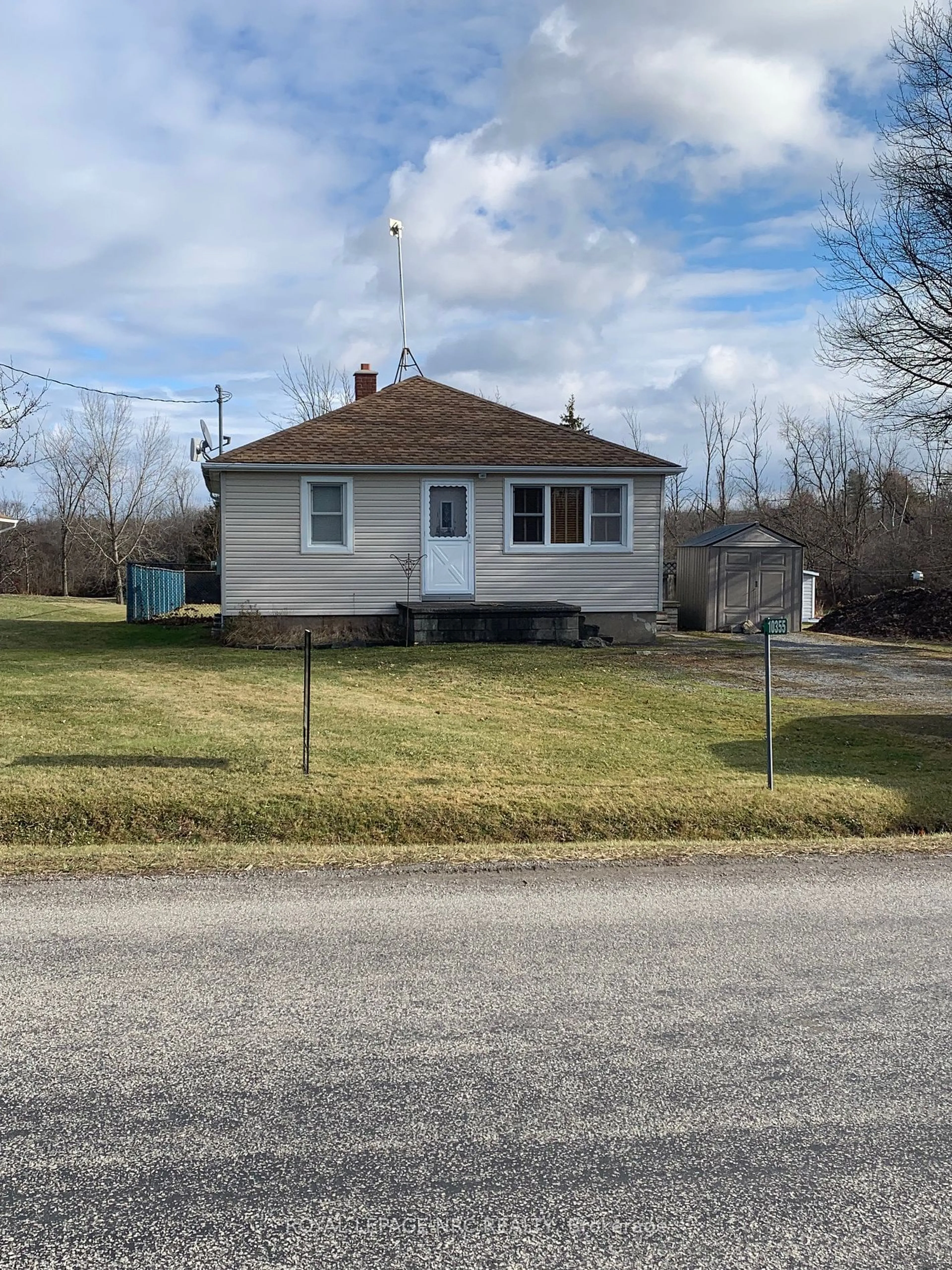 A pic from outside/outdoor area/front of a property/back of a property/a pic from drone, street for 10355 Willodell Rd, Niagara Falls Ontario L0S 1K0