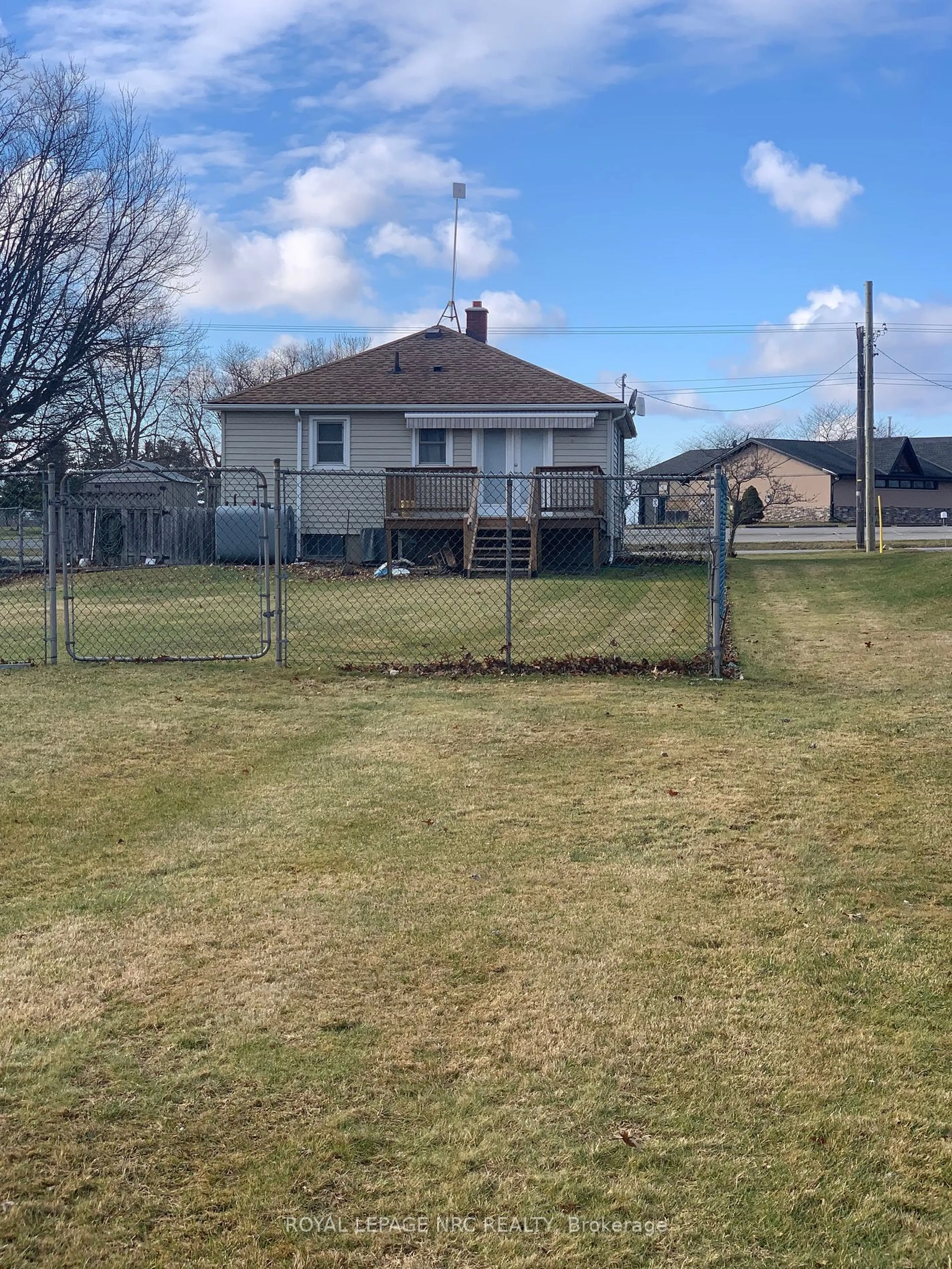 A pic from outside/outdoor area/front of a property/back of a property/a pic from drone, street for 10355 Willodell Rd, Niagara Falls Ontario L0S 1K0