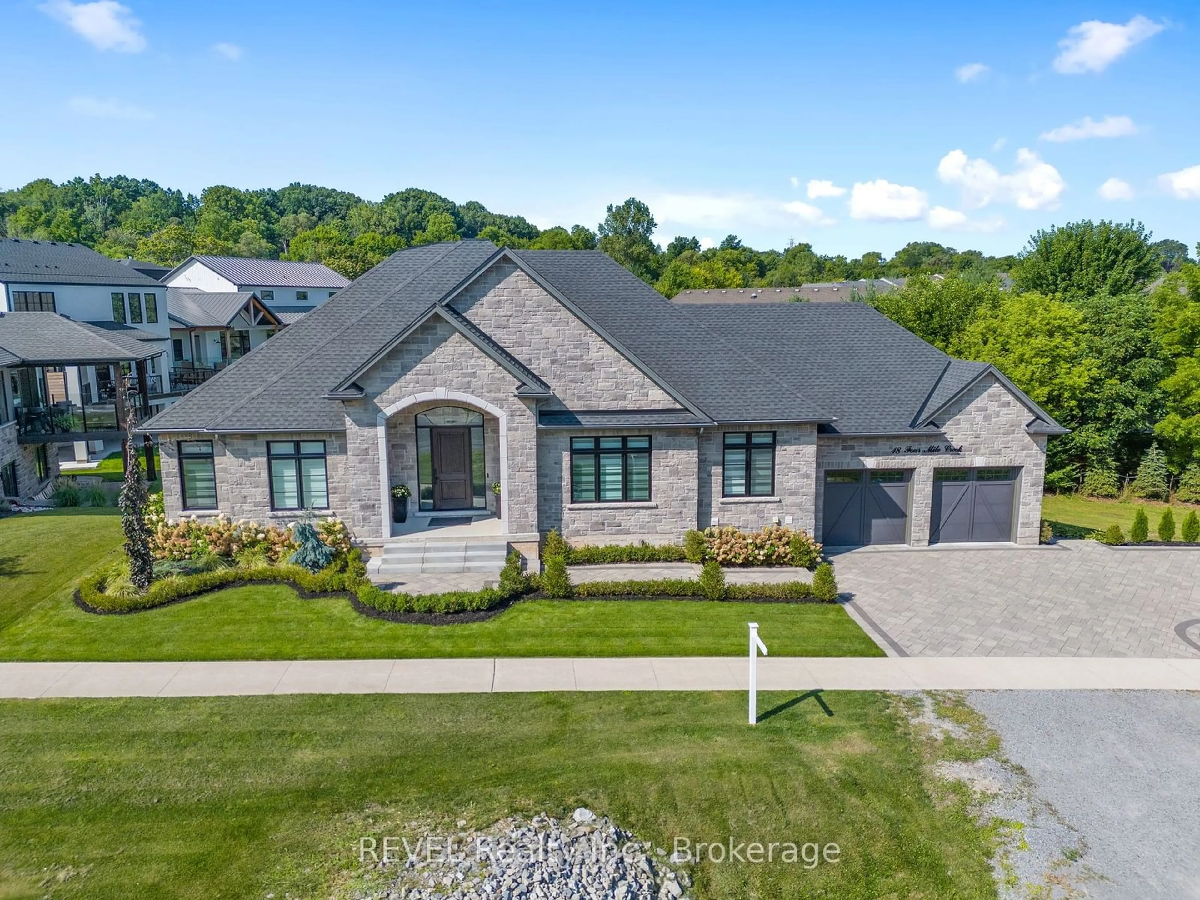 A pic from outside/outdoor area/front of a property/back of a property/a pic from drone, street for 18 Four Mile Creek Rd, Niagara-on-the-Lake Ontario L0S 1J1