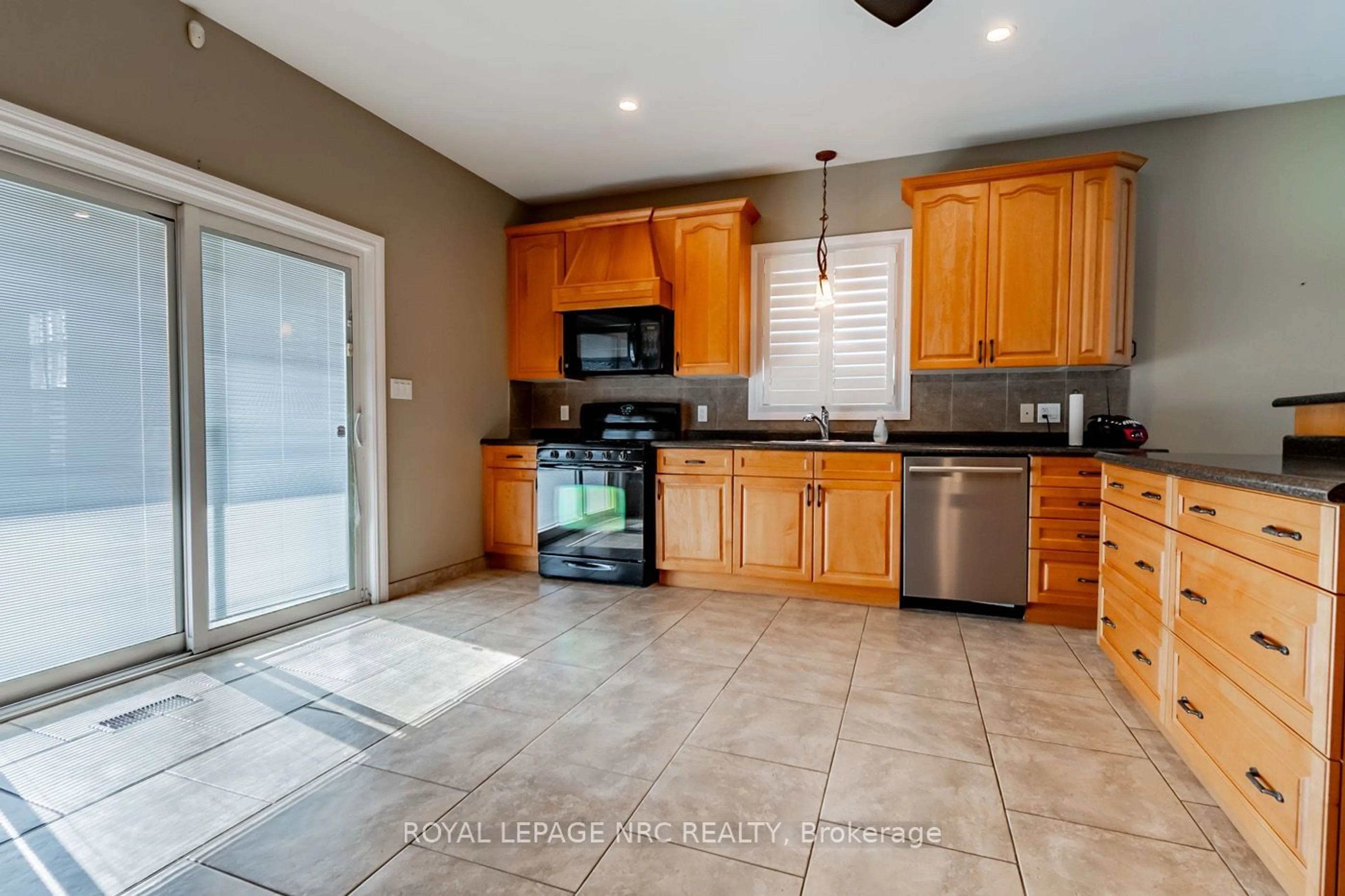 Open concept kitchen, ceramic/tile floor for 57 Sullivan Ave, Thorold Ontario L2V 2Y7