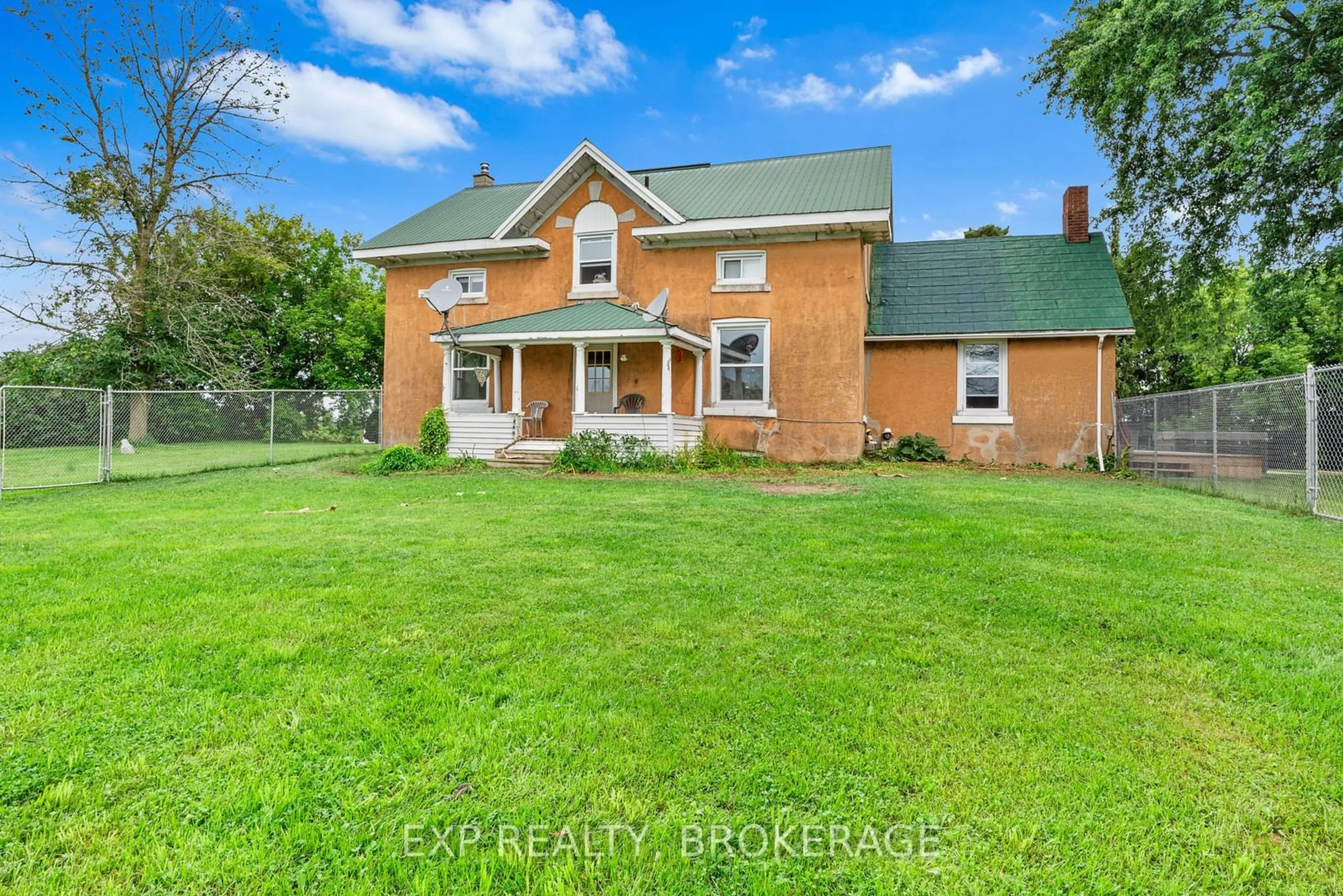 A pic from outside/outdoor area/front of a property/back of a property/a pic from drone, building for 121 BULLFROG BAY Rd, Leeds & Grenville Ontario K0E 1L0