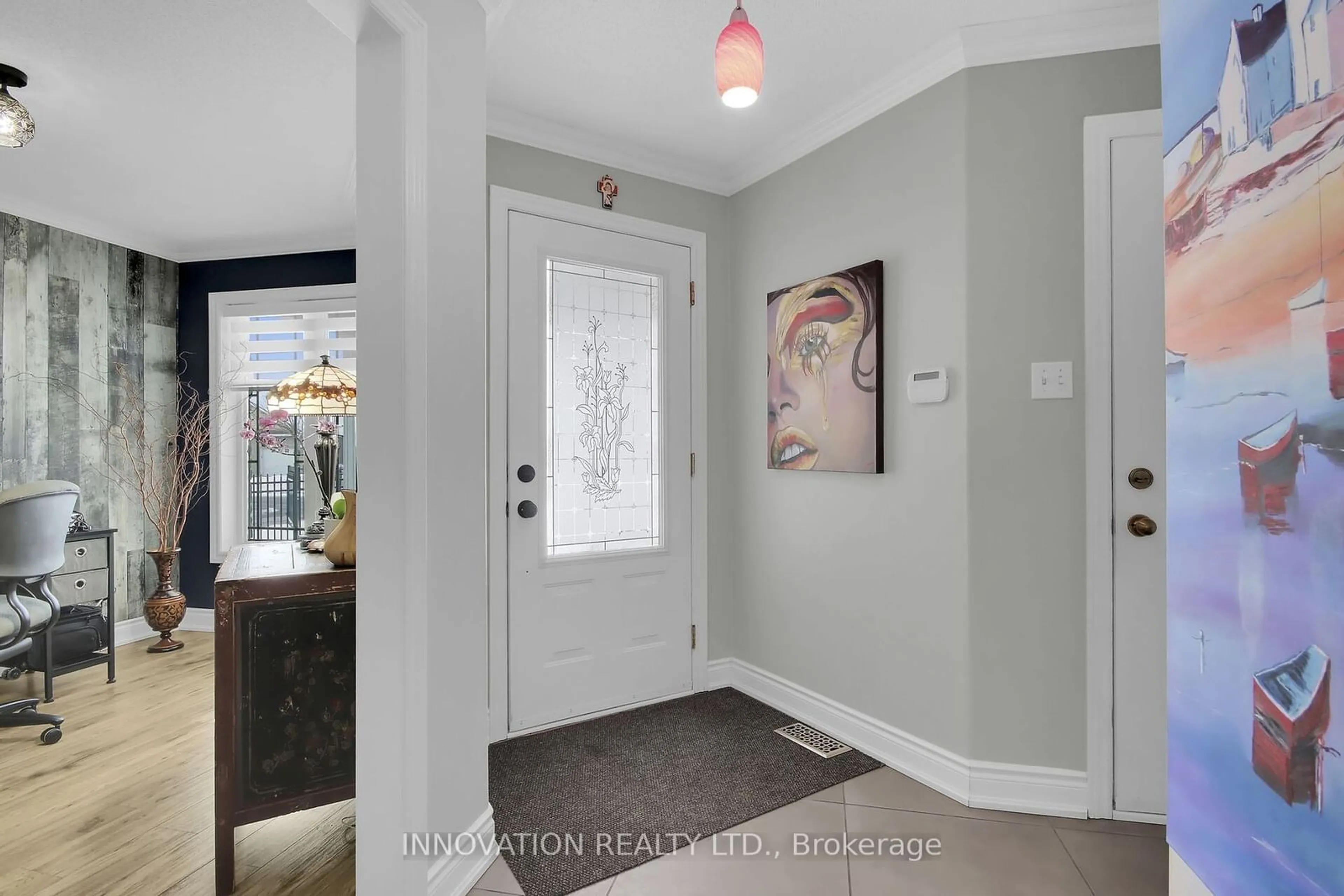 Indoor entryway for 72 La Croisee St, Russell Ontario K0A 1W0