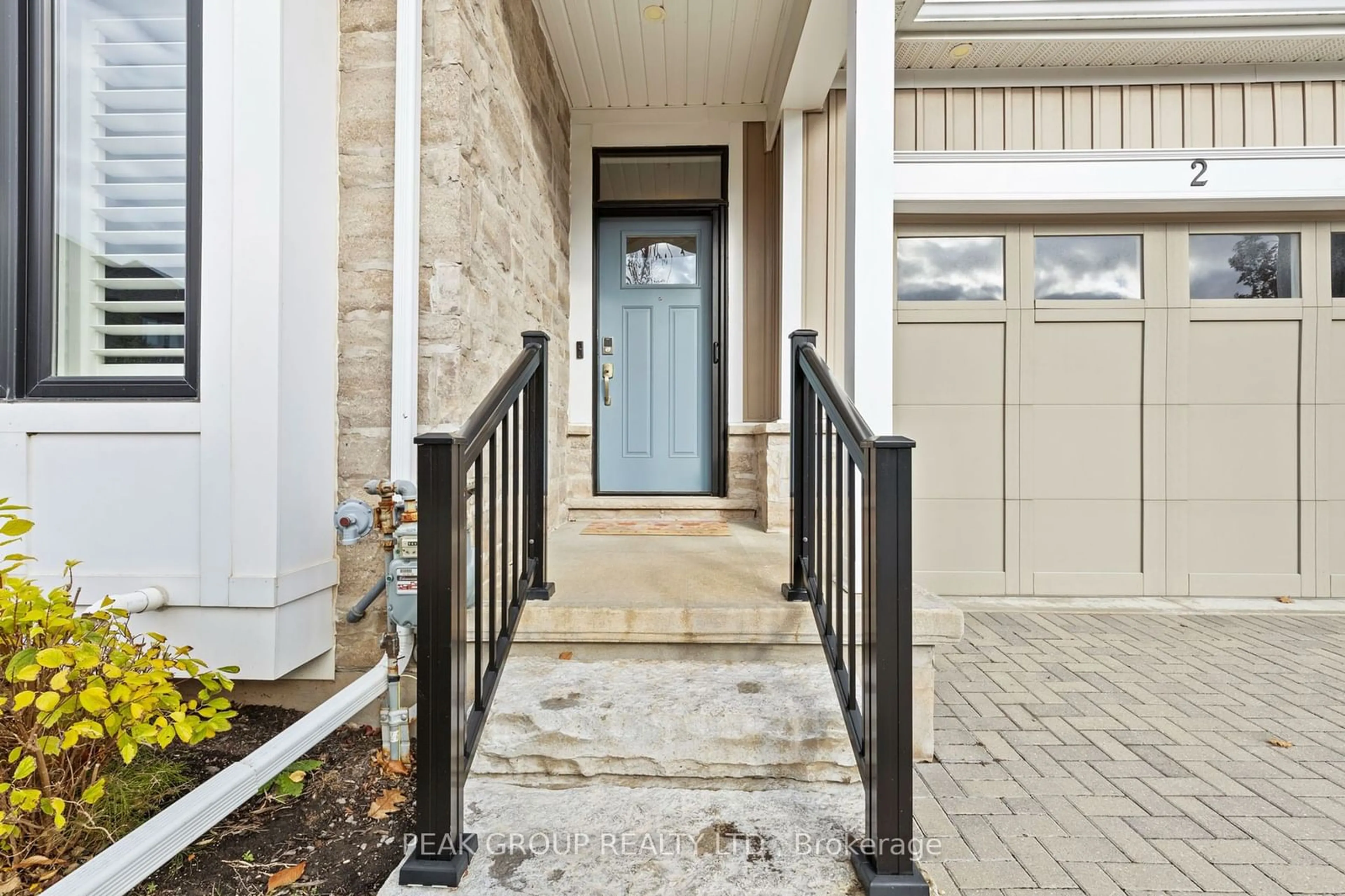 Indoor entryway for 9245 Shoveller Dr #2, Niagara Falls Ontario L2H 0M4