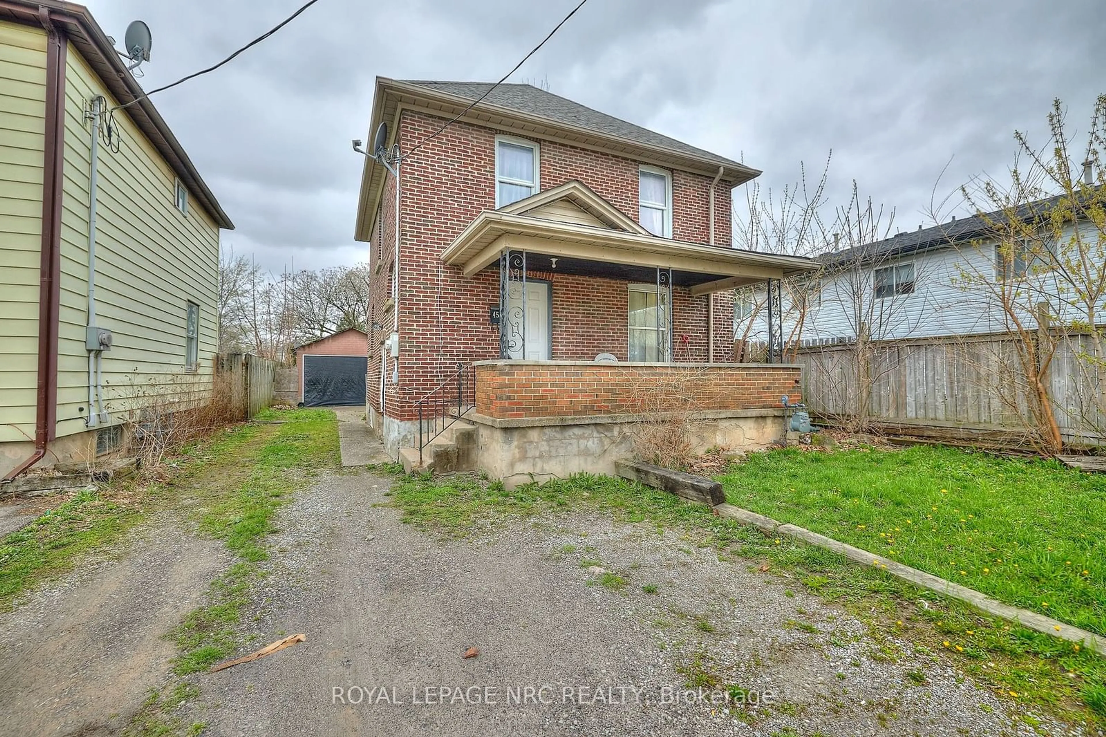 A pic from outside/outdoor area/front of a property/back of a property/a pic from drone, street for 45 Pine St, Thorold Ontario L2V 2P1