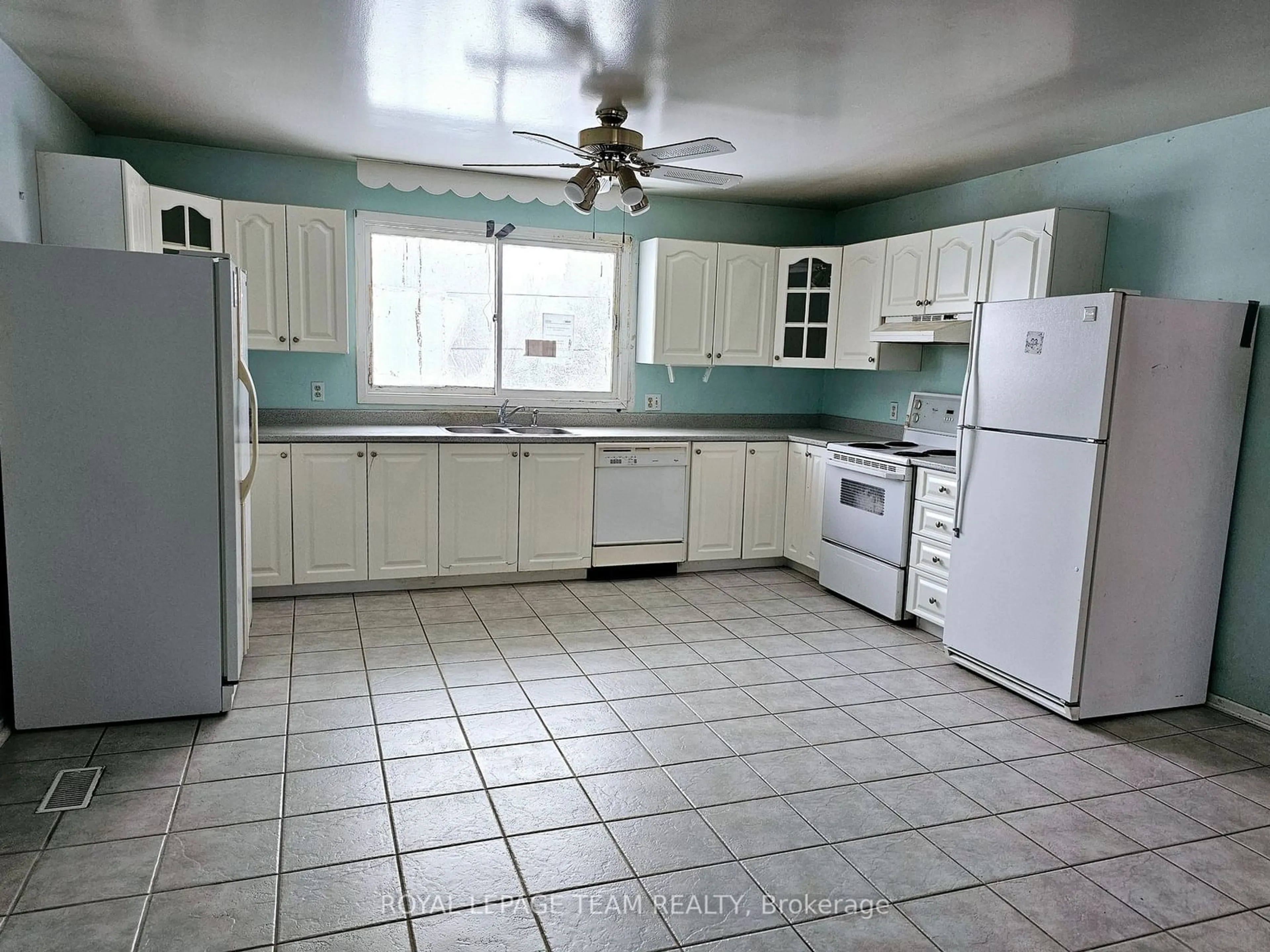 Standard kitchen, ceramic/tile floor for 833 Beavertail Rd, Carp - Huntley Ward Ontario K0A 1L0