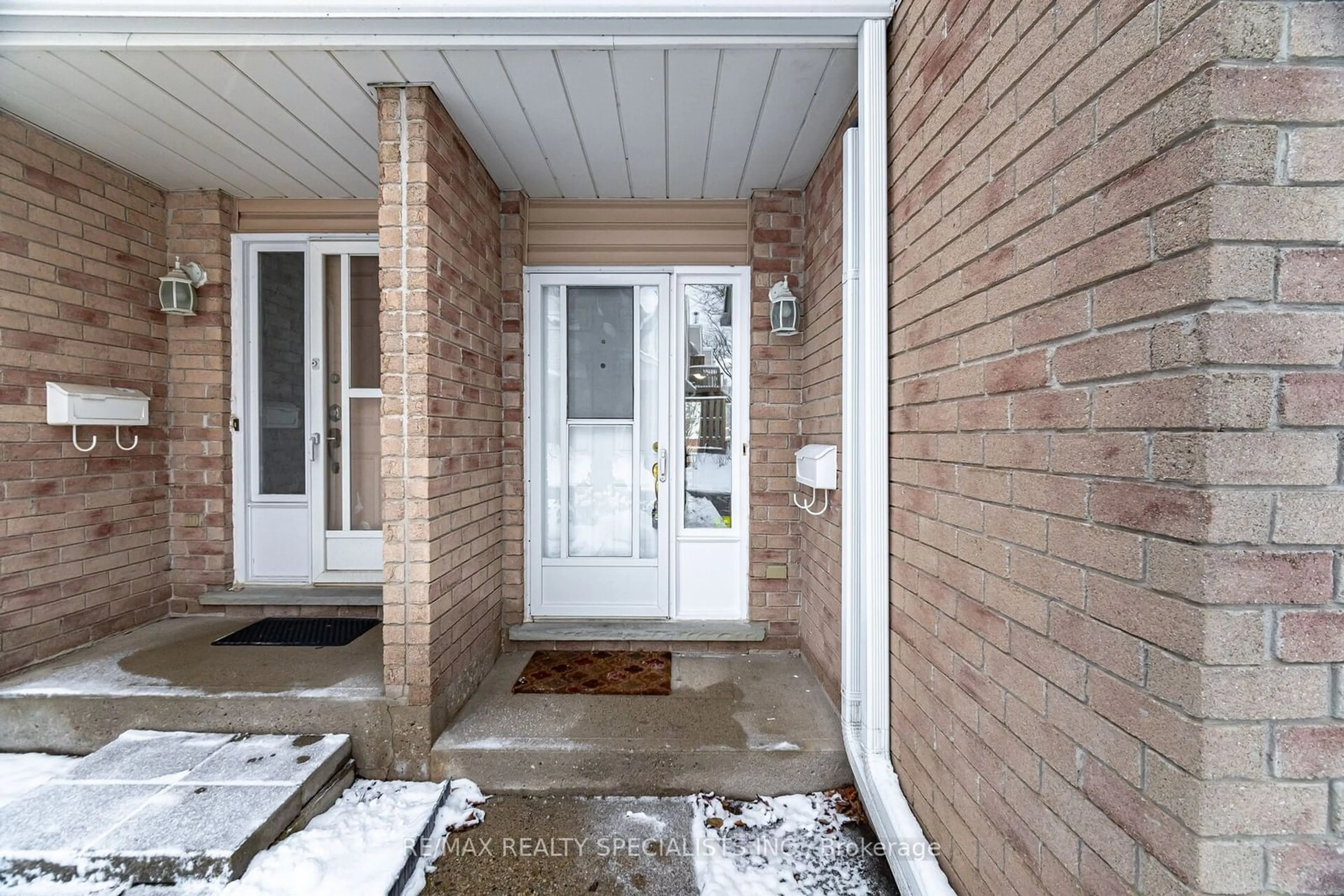 Indoor entryway for 205 Highland Cres #11, Kitchener Ontario N2M 5L6