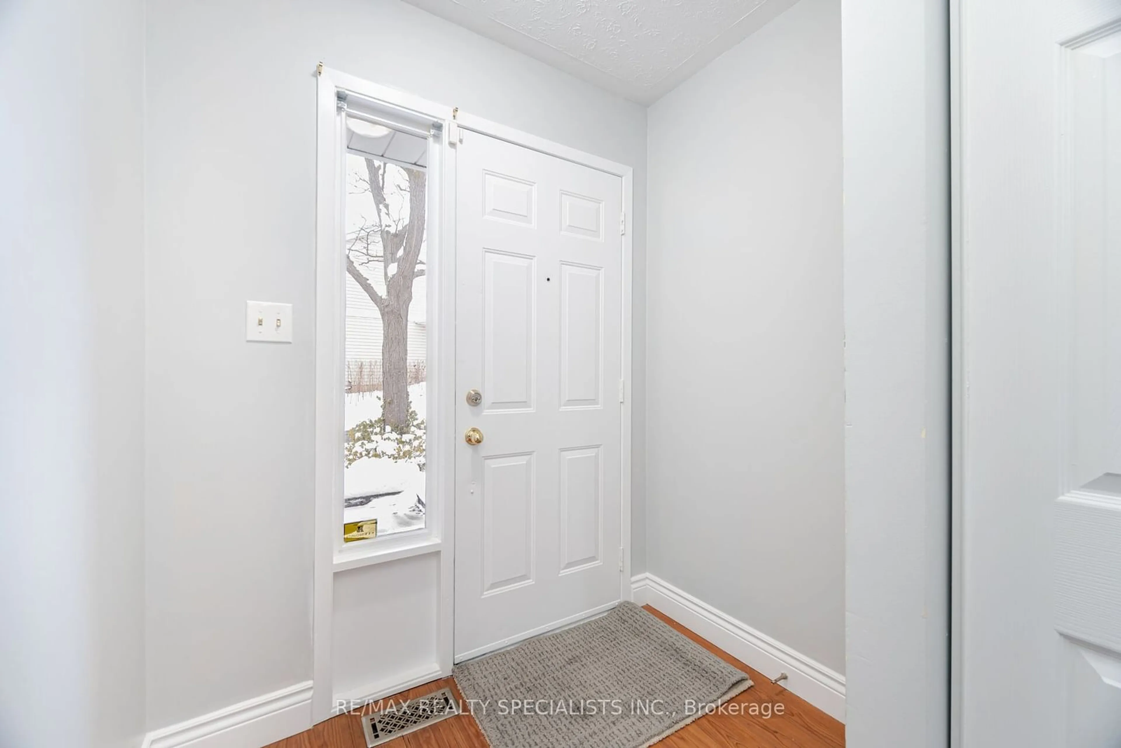 Indoor entryway for 205 Highland Cres #11, Kitchener Ontario N2M 5L6