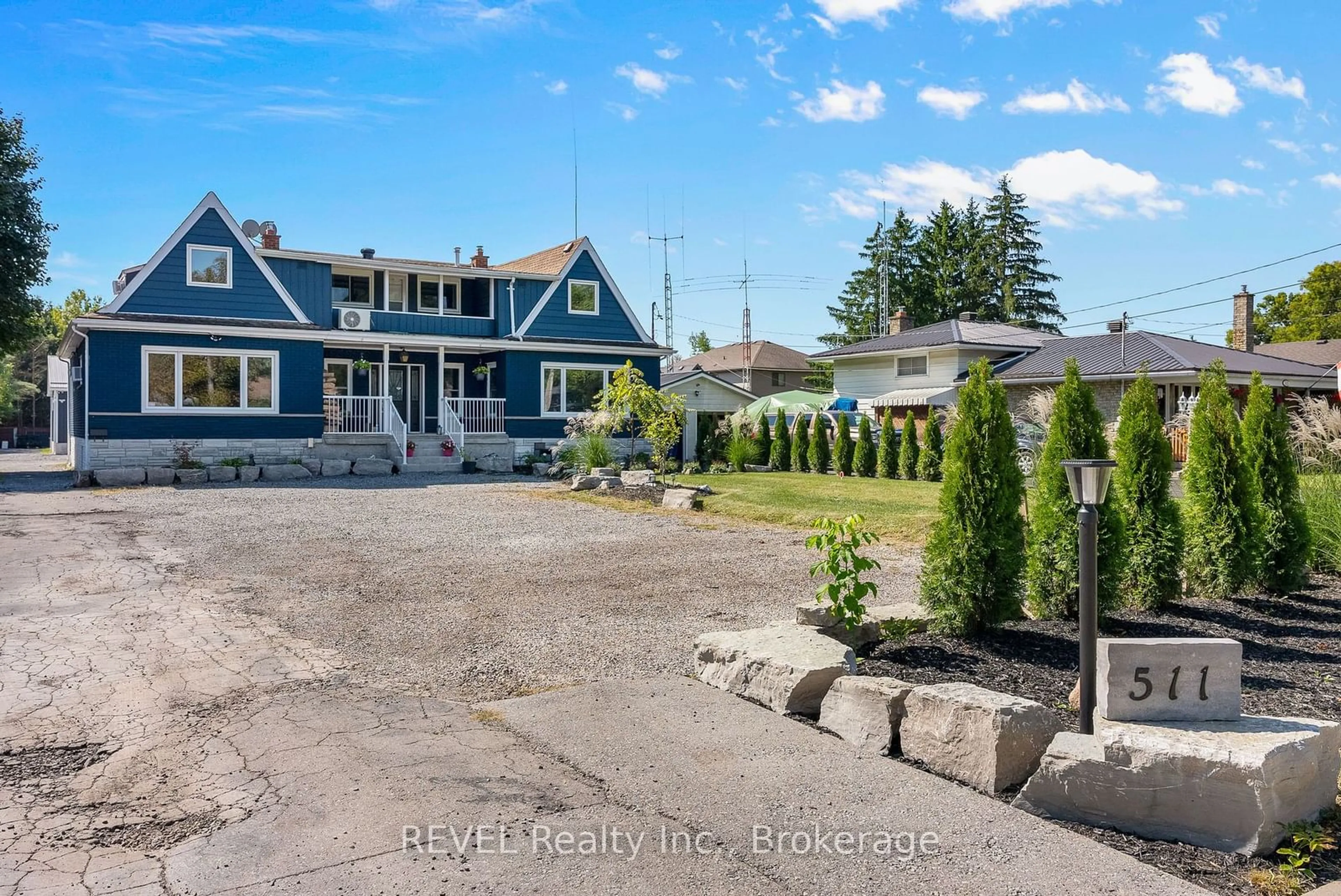 A pic from outside/outdoor area/front of a property/back of a property/a pic from drone, street for 511 Woodlawn Rd, Welland Ontario L3C 3K2