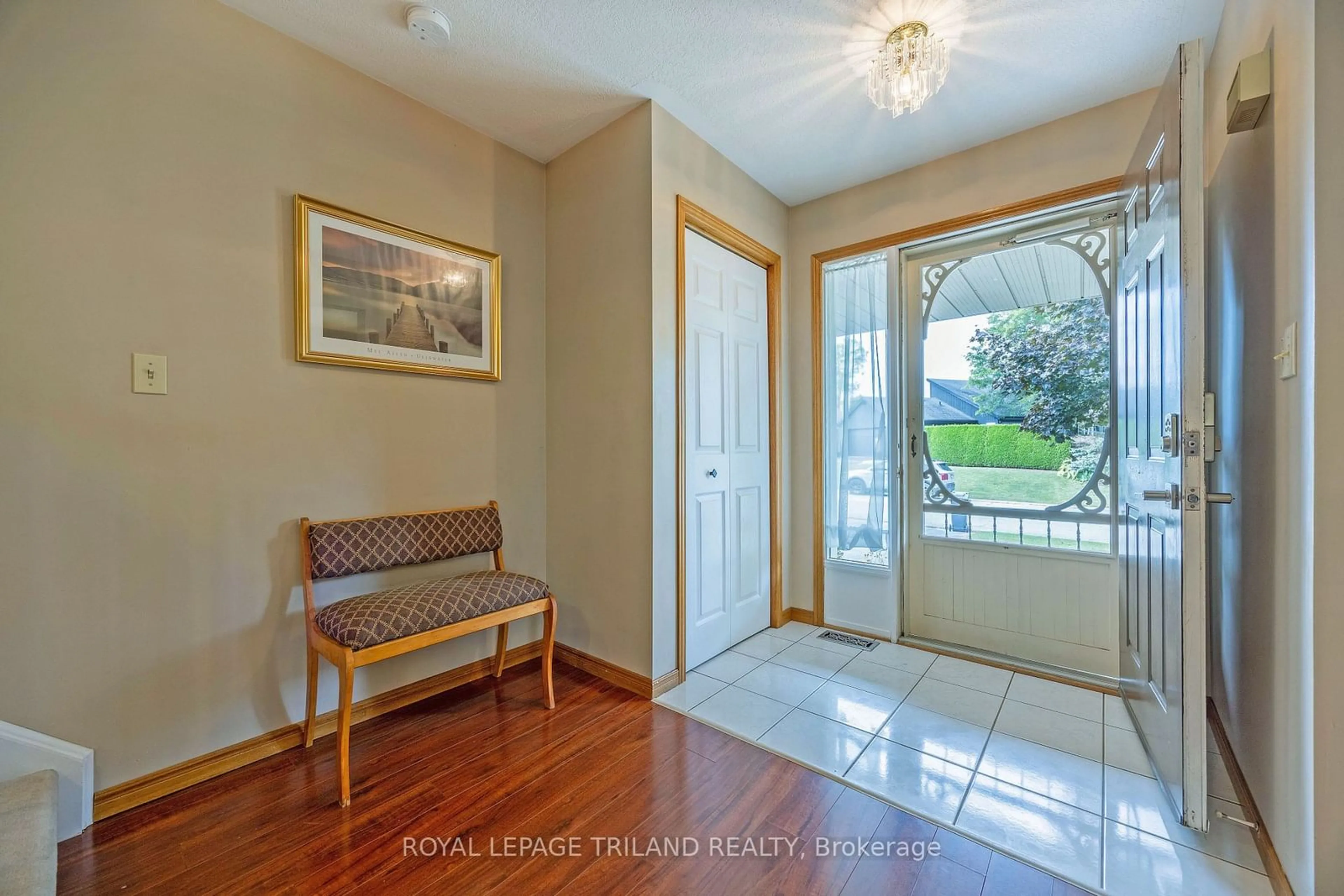 Indoor entryway for 10 Timberlane Cres, St. Thomas Ontario N5P 4G9