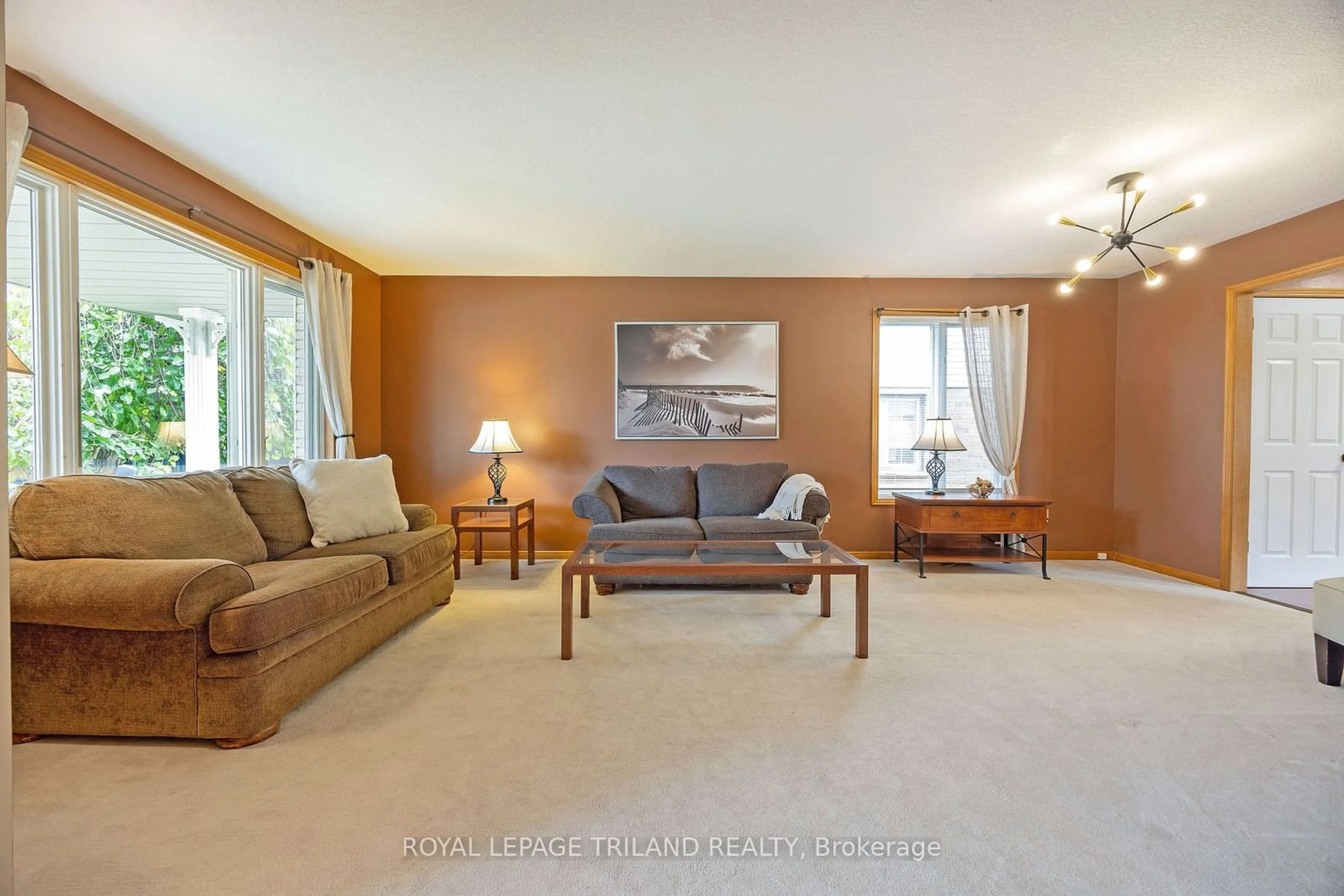 Living room with furniture, carpet floor for 10 Timberlane Cres, St. Thomas Ontario N5P 4G9