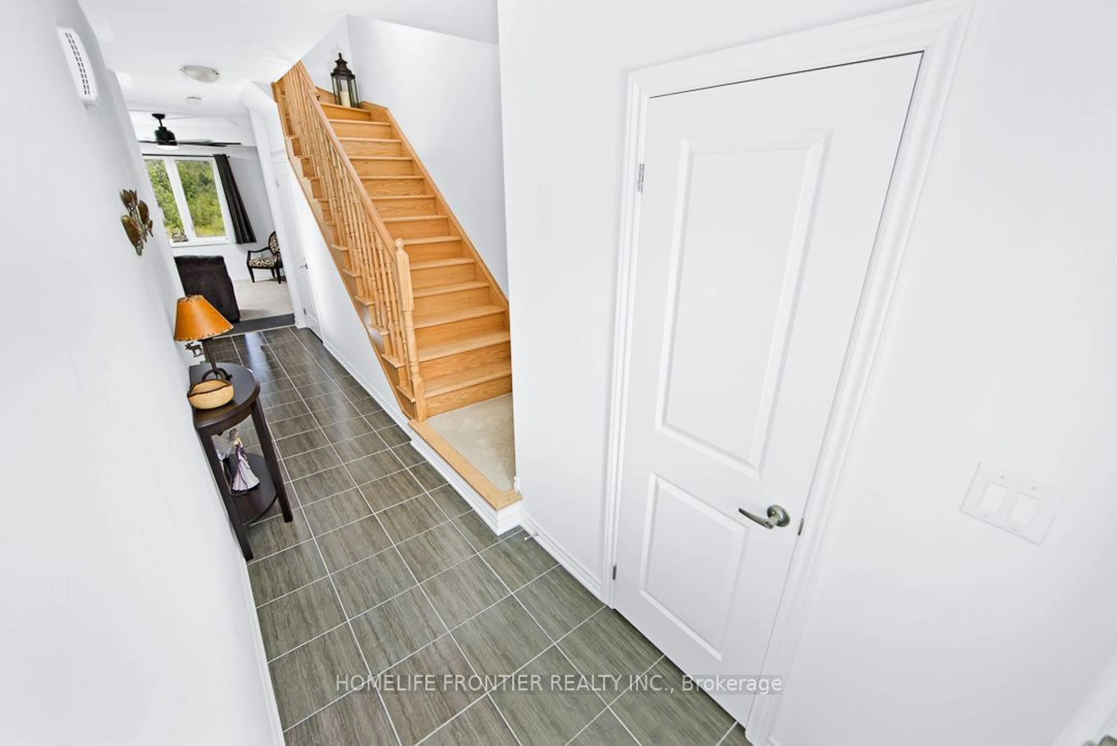 Indoor entryway for 8 Hillcroft Way, Kawartha Lakes Ontario K0M 1A0