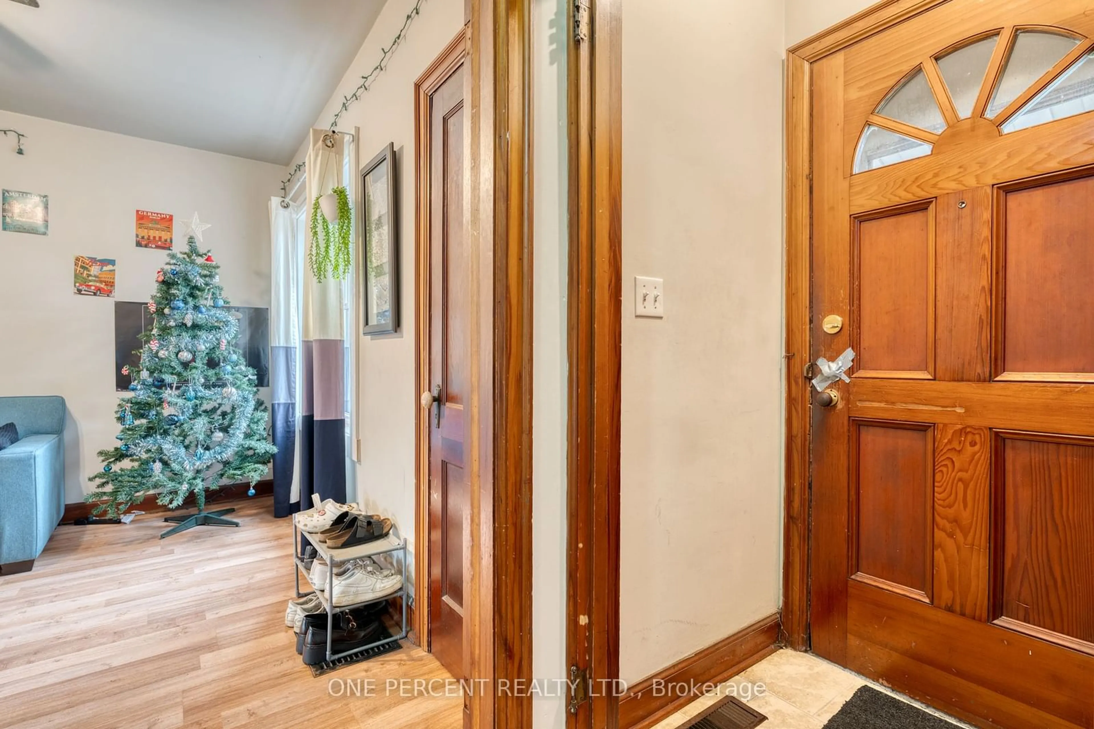 Indoor entryway for 22 Norfolk St, Hamilton Ontario L8S 3K1