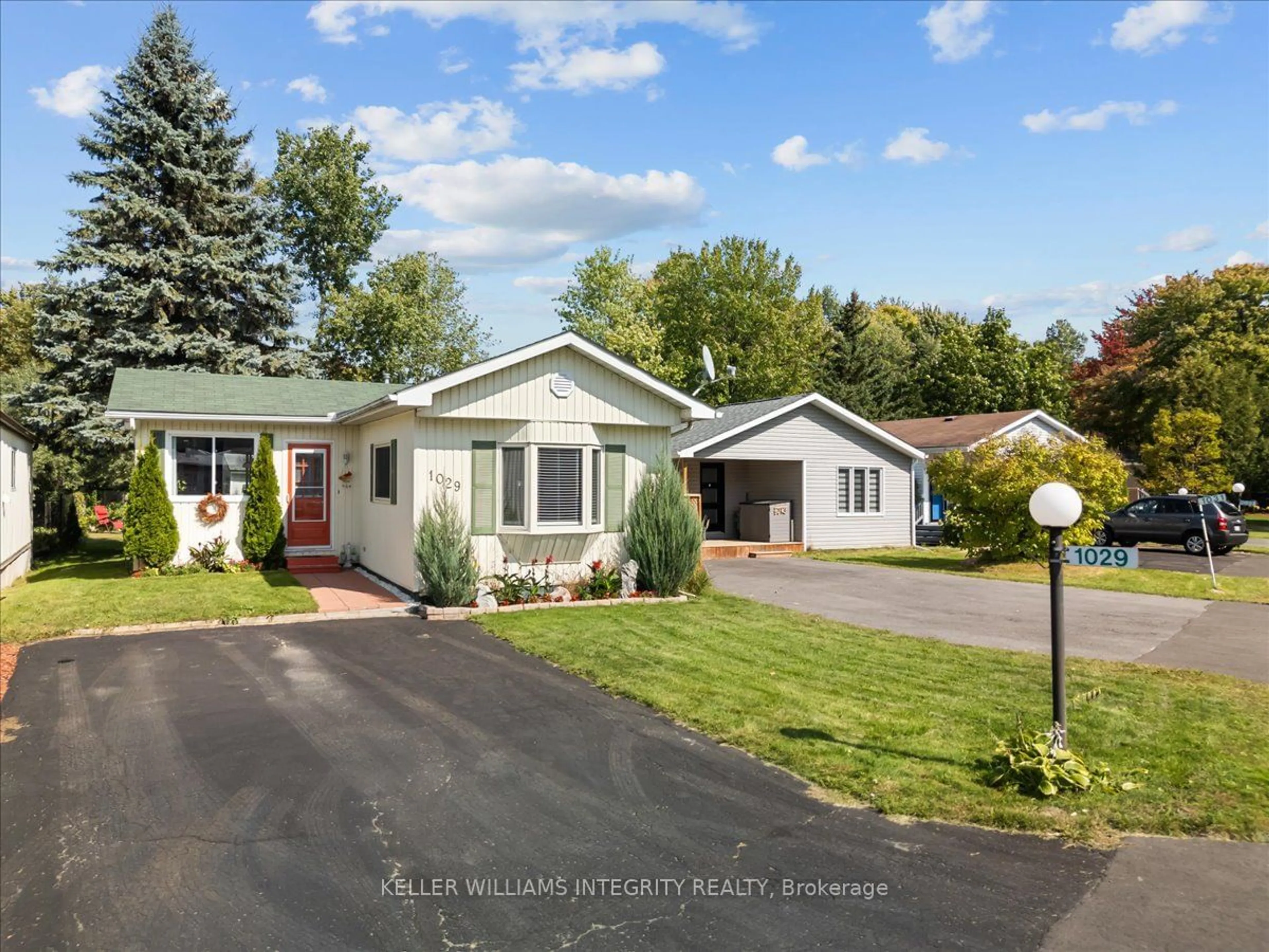 Home with vinyl exterior material, street for 1029 Vista Barrett Pvt, Greely - Metcalfe - Osgoode - Vernon and Area Ontario K4P 1C8