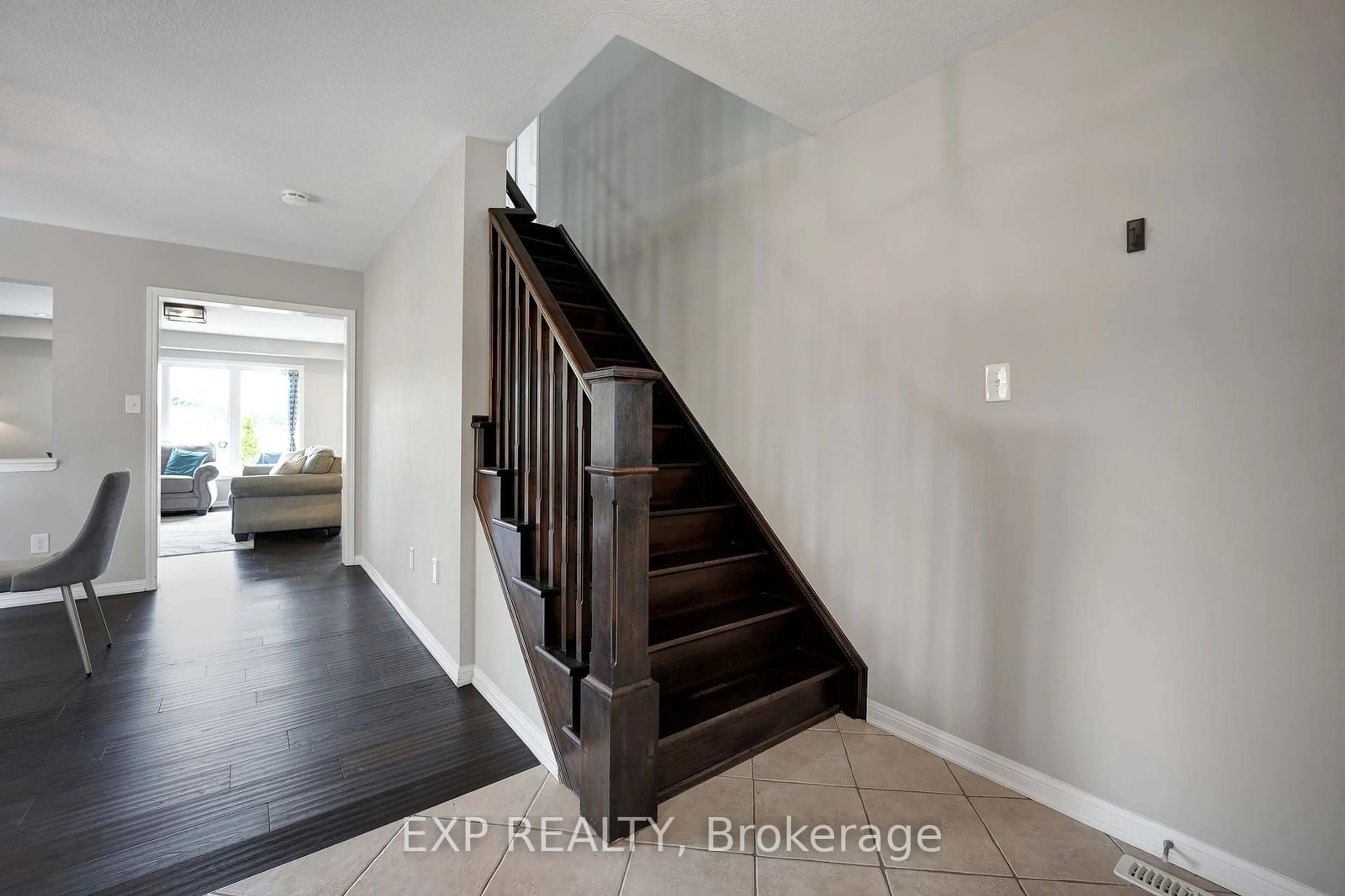 Indoor entryway for 27 Beattie Cres, Cambridge Ontario N3C 0E8