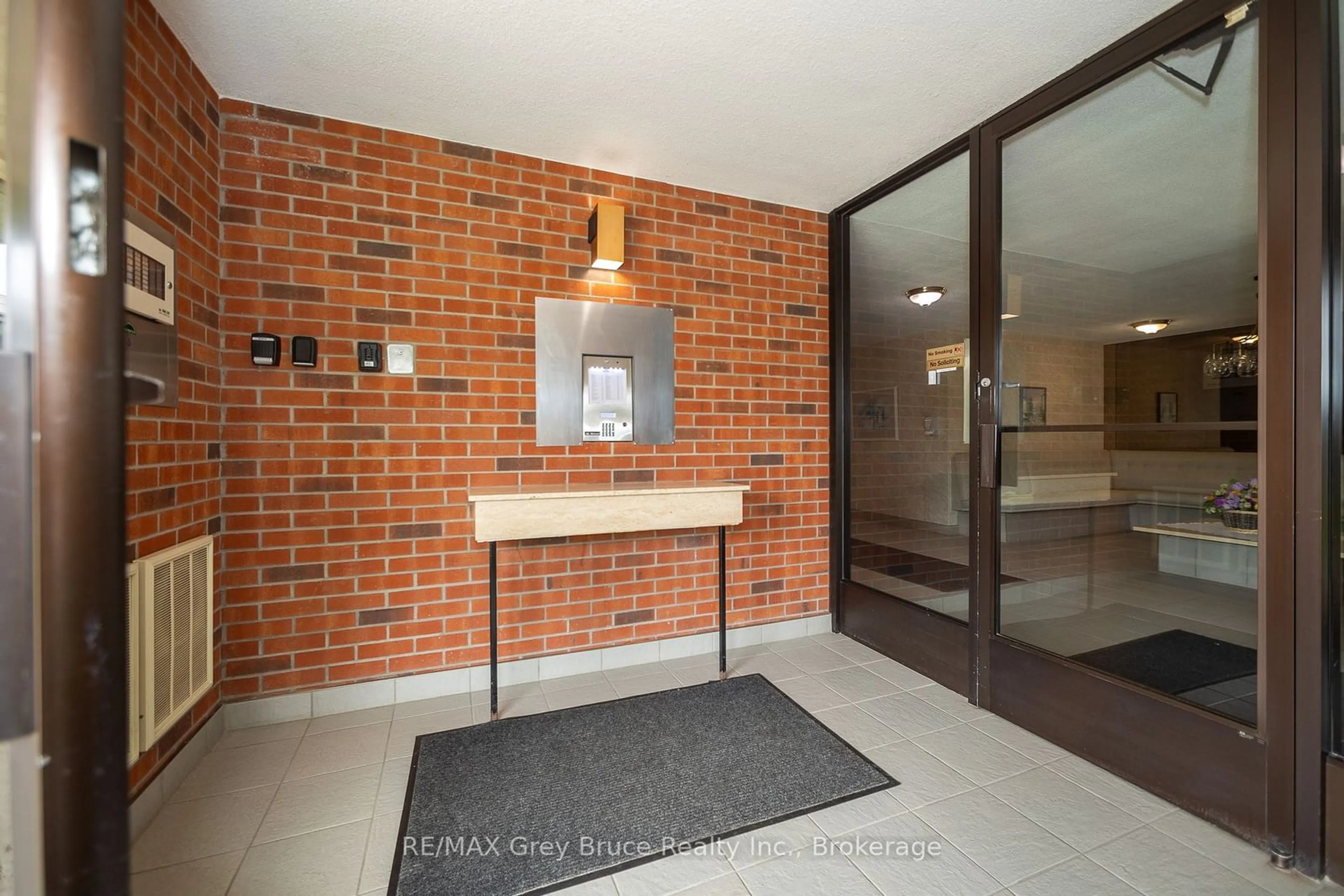 Indoor foyer for 860 9th St #203, Owen Sound Ontario N4K 1R2