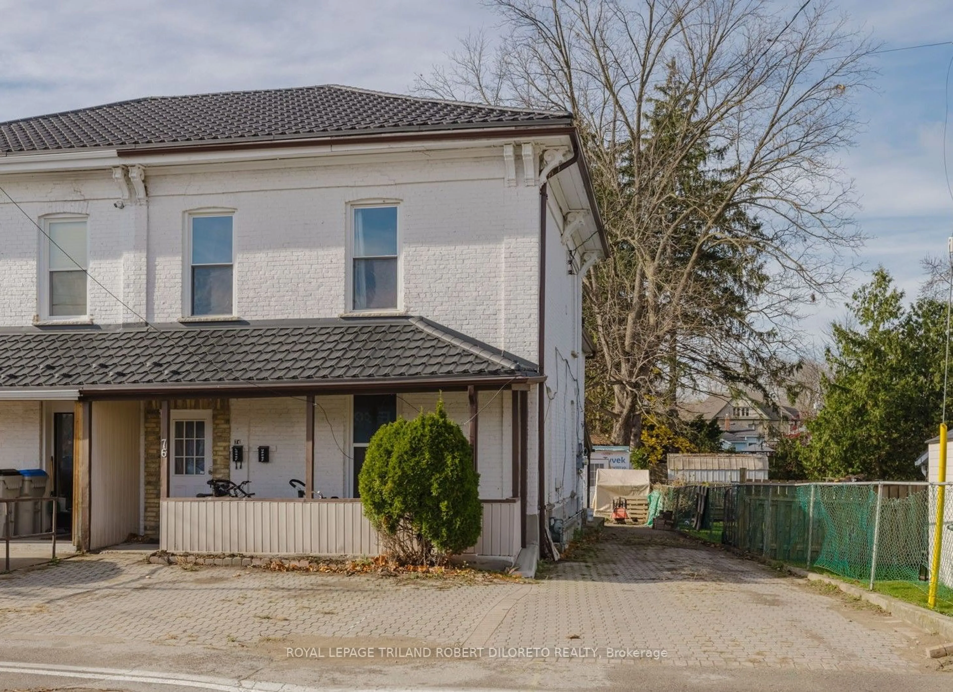 A pic from outside/outdoor area/front of a property/back of a property/a pic from drone, street for 76 Richmond St, Strathroy-Caradoc Ontario N7G 2Y9