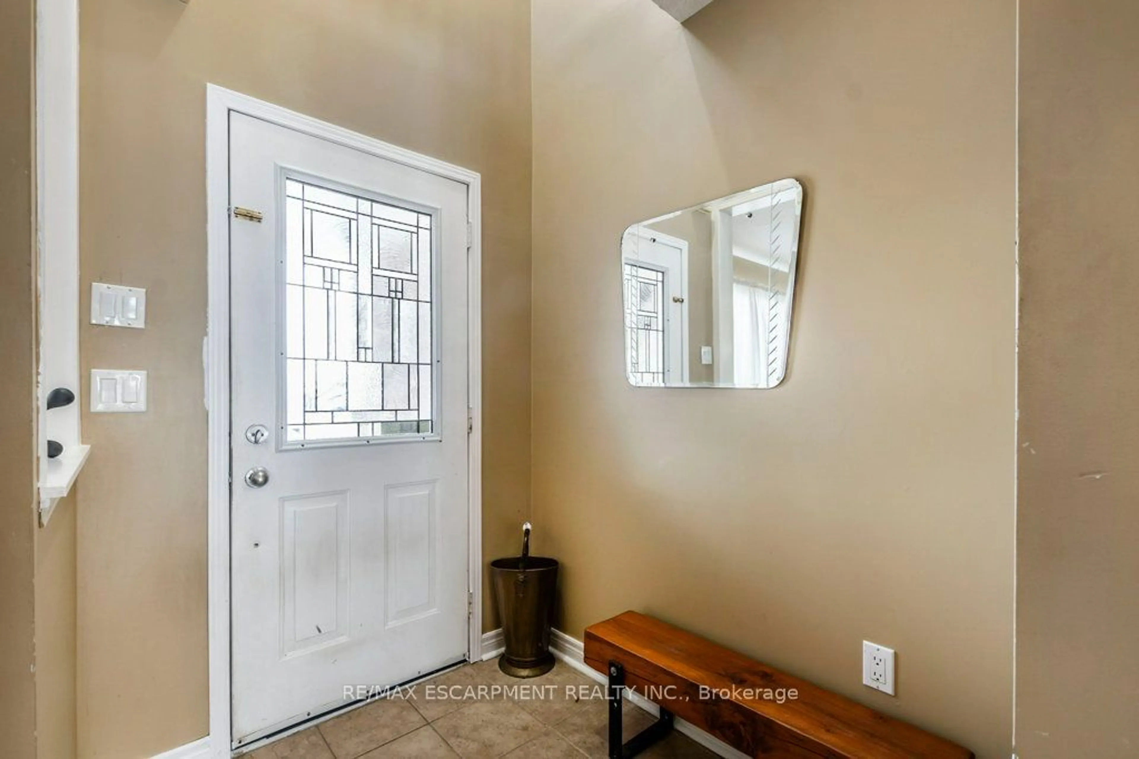 Indoor entryway for 9 LOVELL Cres, Brantford Ontario N3T 6P3