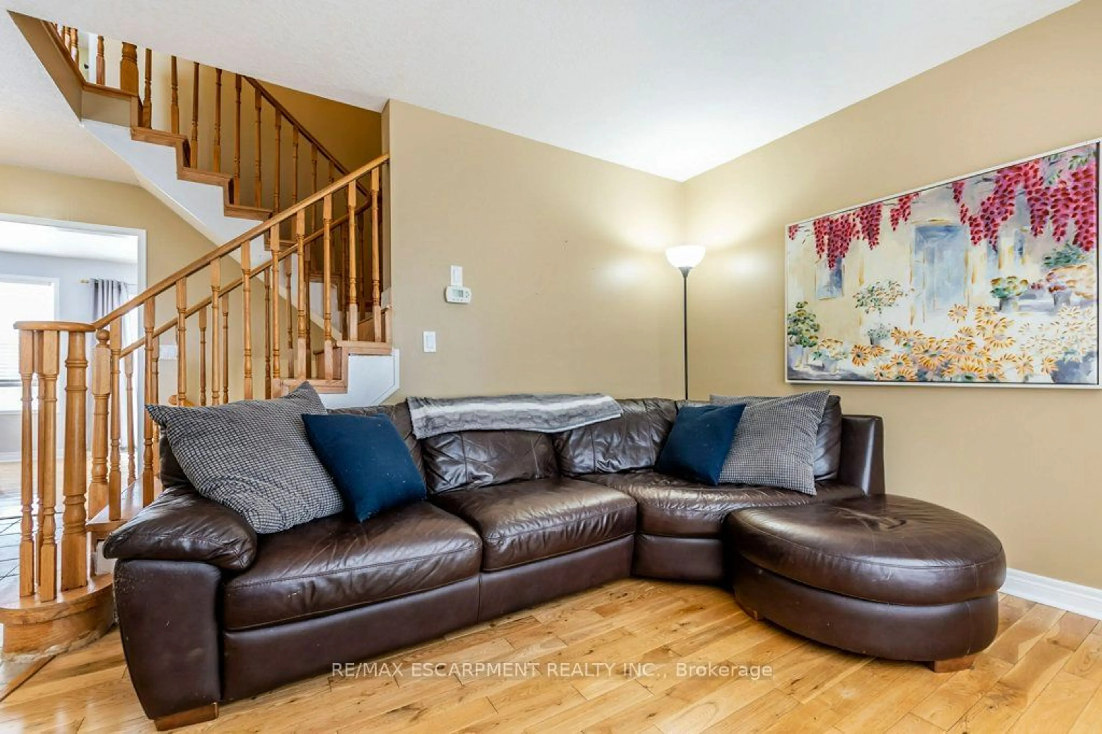 Living room with furniture, wood/laminate floor for 9 LOVELL Cres, Brantford Ontario N3T 6P3