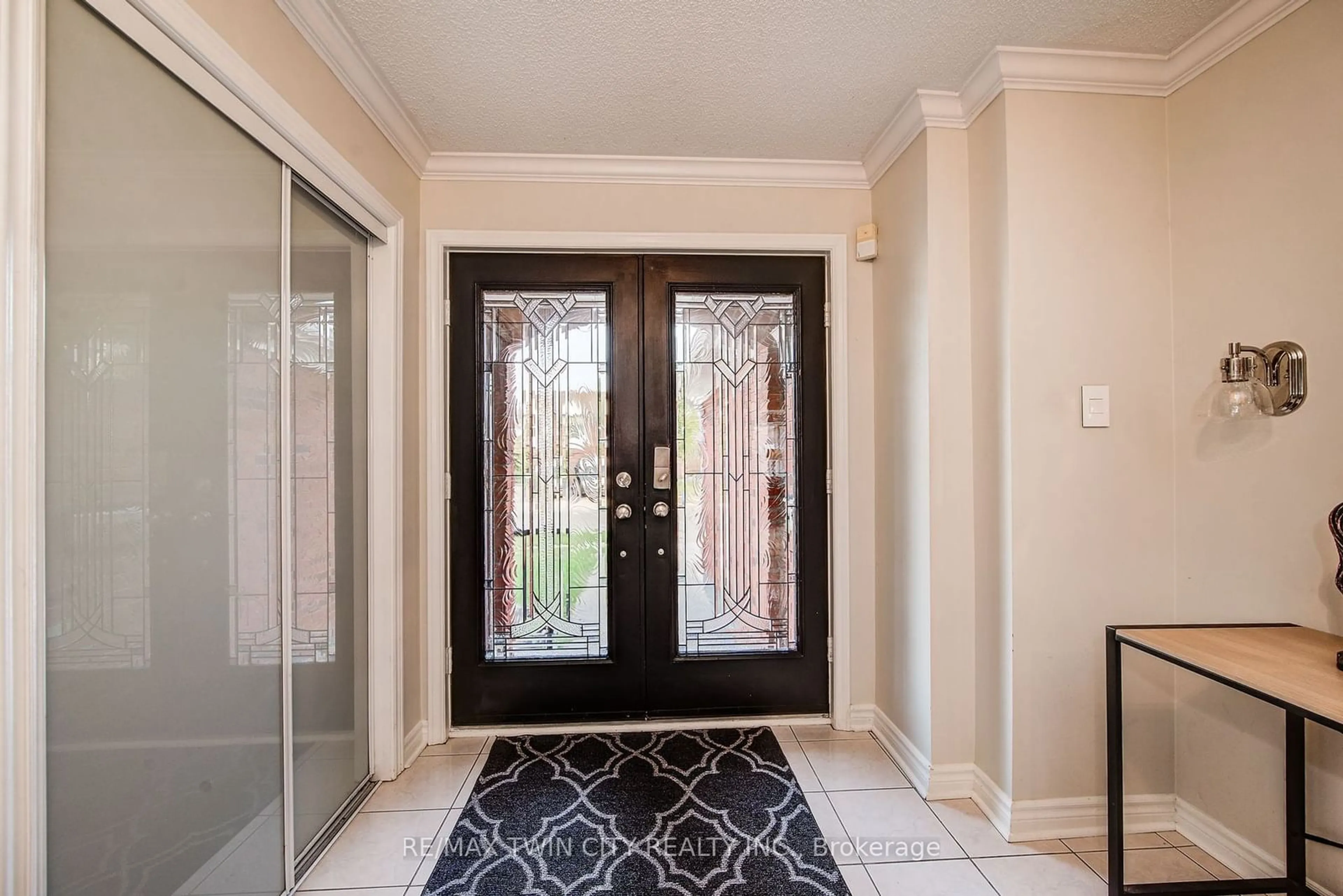 Indoor entryway for 118 Glenvalley Dr, Cambridge Ontario N1T 1P9