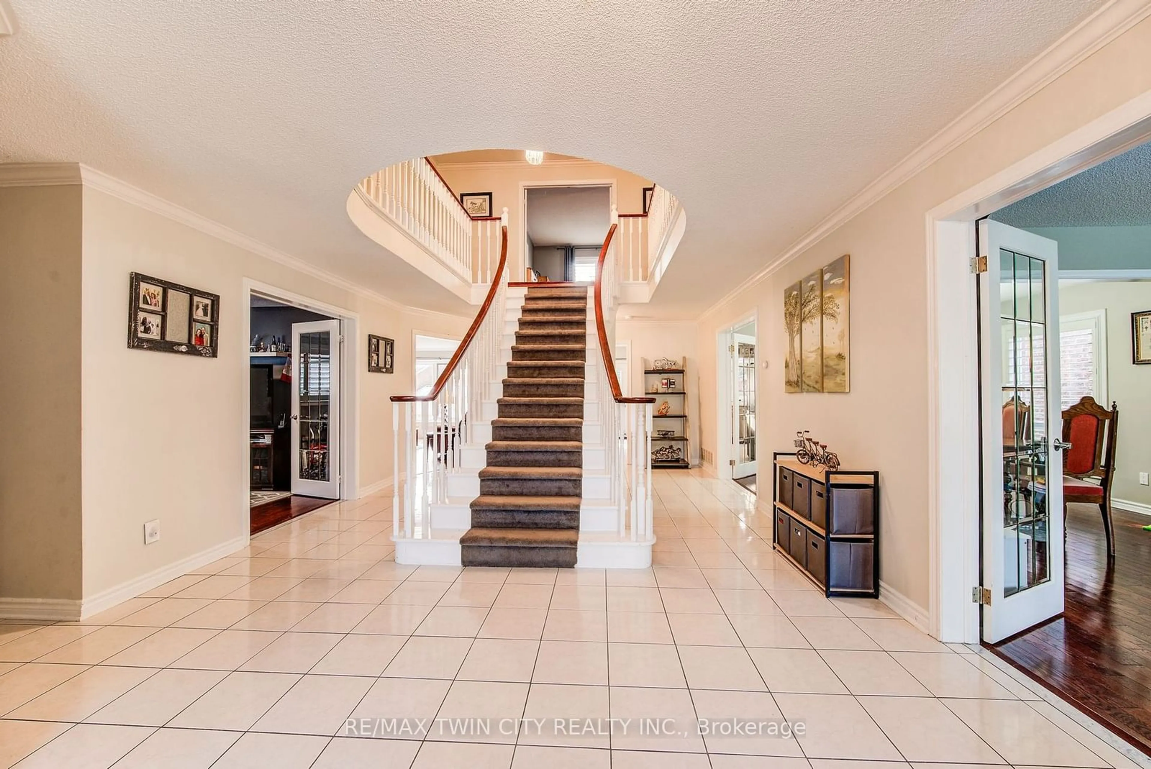 Indoor foyer for 118 Glenvalley Dr, Cambridge Ontario N1T 1P9