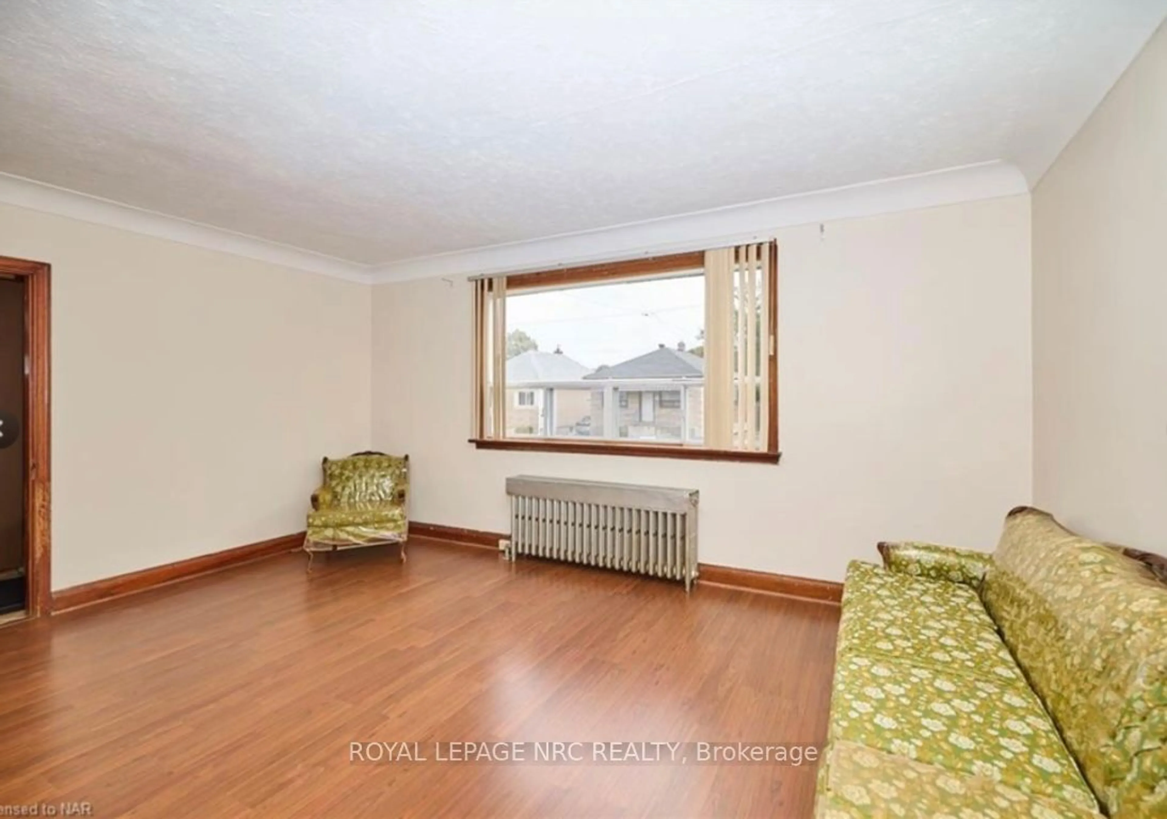 Living room with furniture, wood/laminate floor for 223 Niagara St, St. Catharines Ontario L2M 4V3