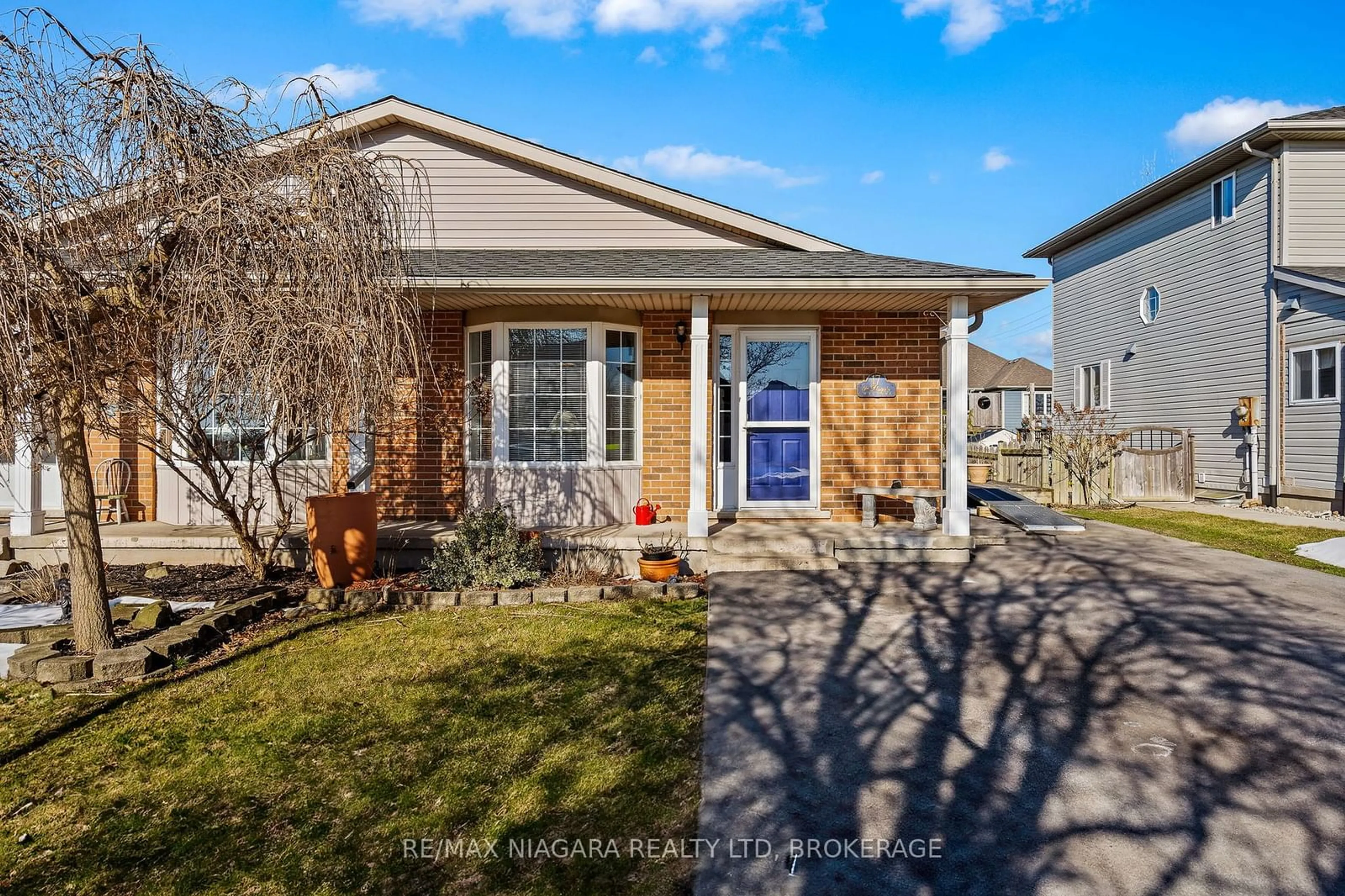 Home with vinyl exterior material, street for 17 Waterview Crt, Welland Ontario L3C 7J1