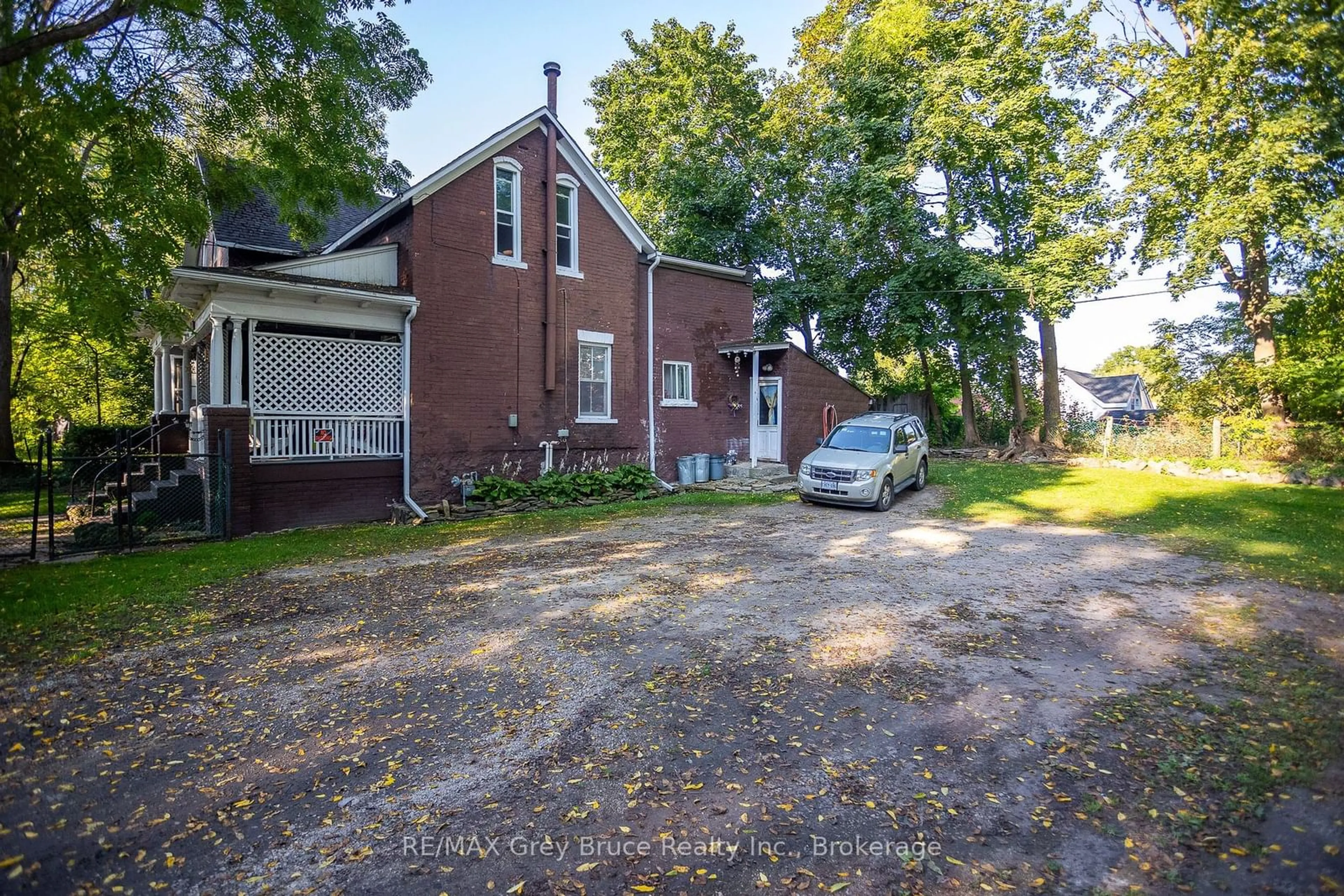 A pic from outside/outdoor area/front of a property/back of a property/a pic from drone, street for 1154 4th Ave, Owen Sound Ontario N4K 2P4