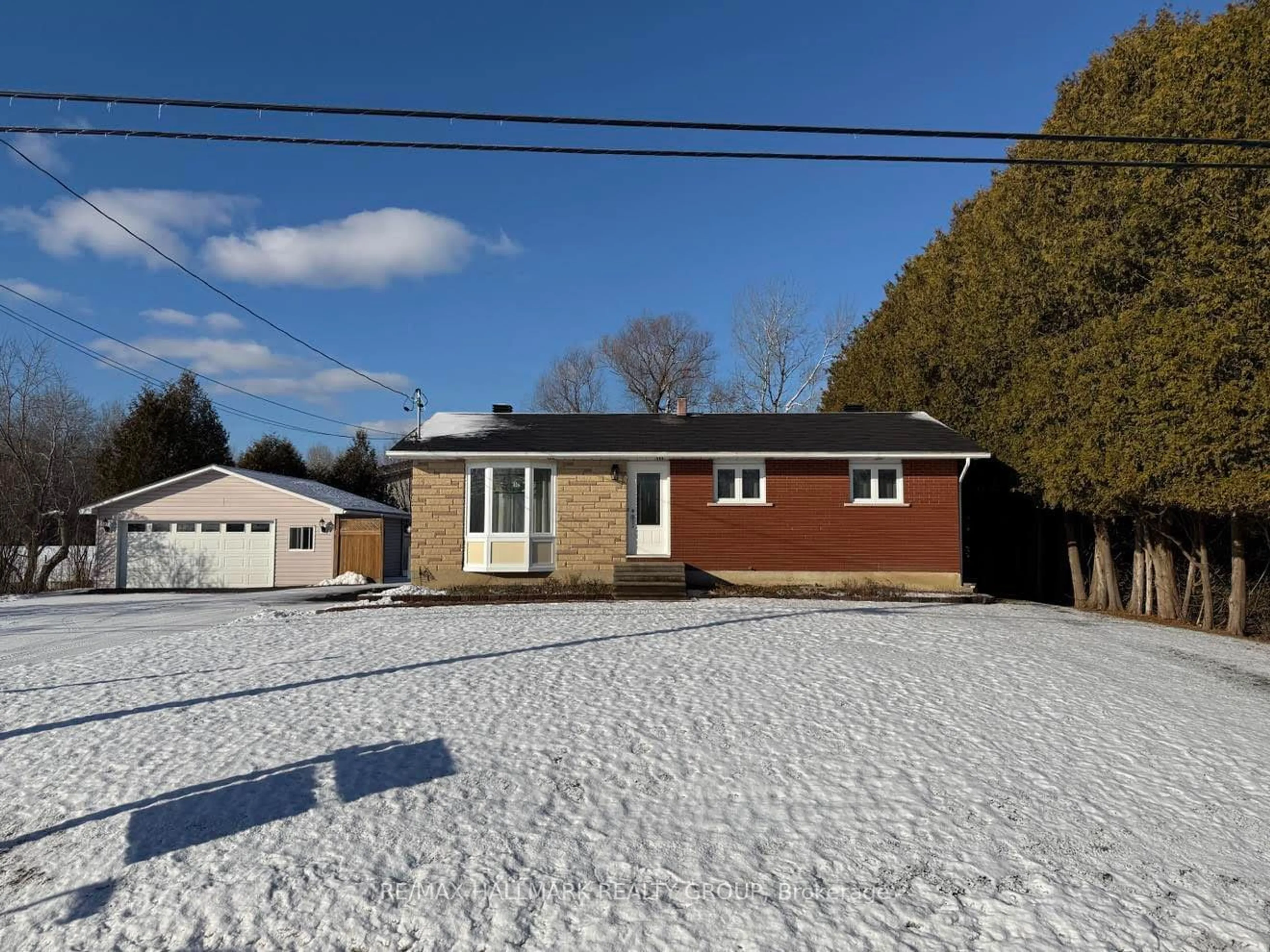 A pic from outside/outdoor area/front of a property/back of a property/a pic from drone, street for 5003 Thunder Rd, Carlsbad Springs Ontario K0A 1K0