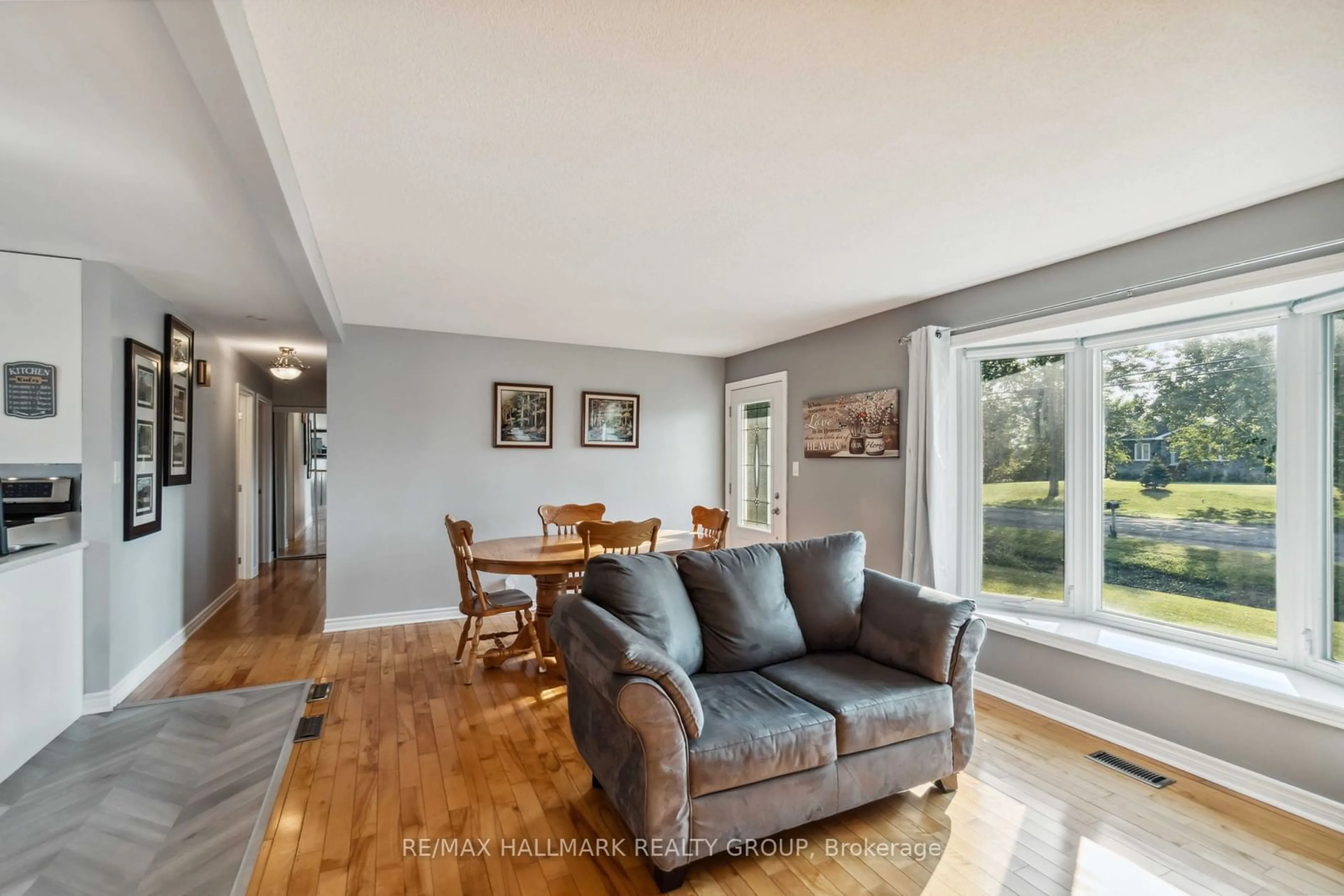 Living room with furniture, wood/laminate floor for 5003 Thunder Rd, Carlsbad Springs Ontario K0A 1K0