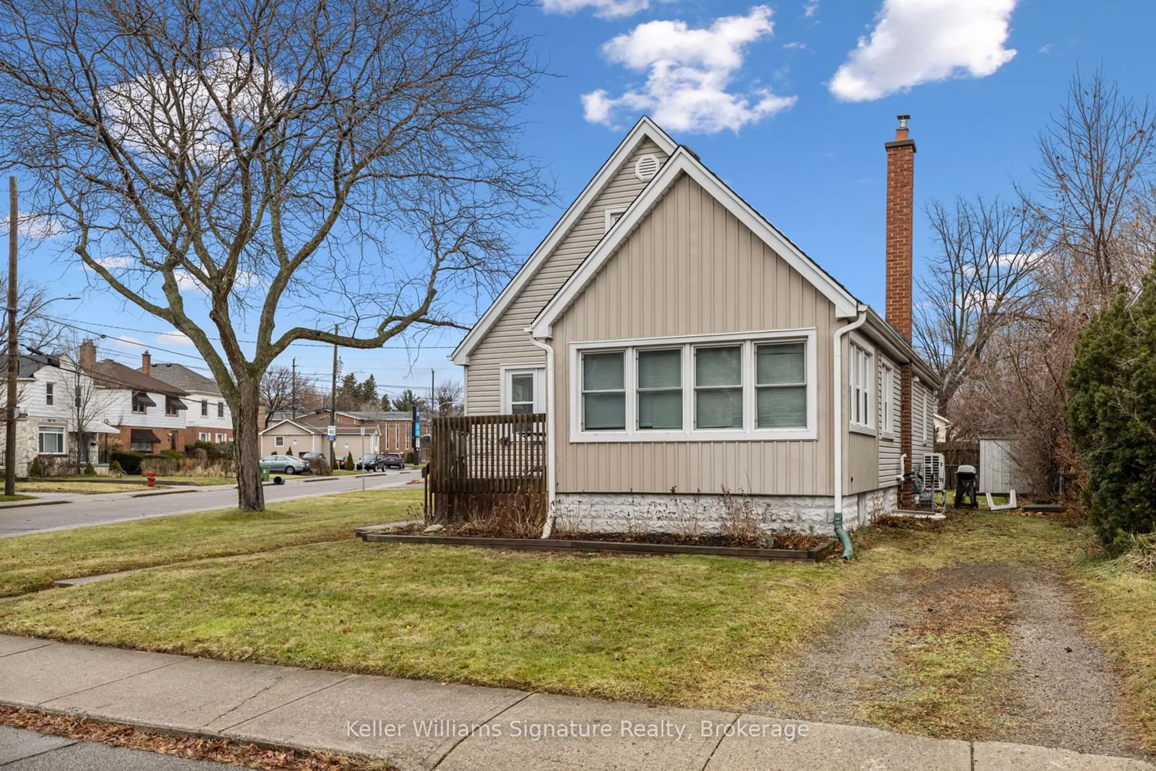 Home with vinyl exterior material, street for 94 Glenmount Ave, Hamilton Ontario L8S 2L7