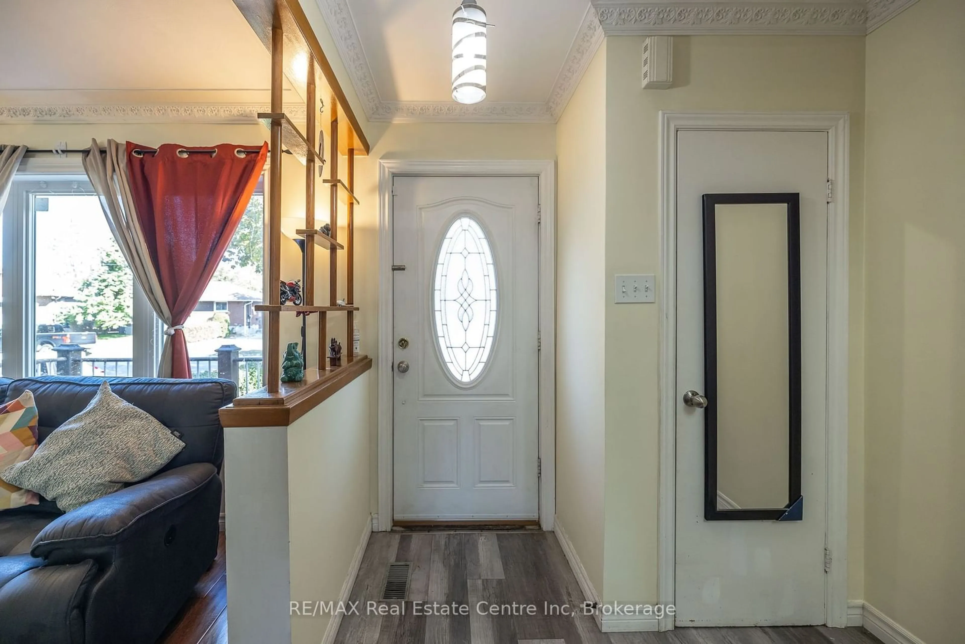 Indoor entryway for 200 Alma St, Guelph Ontario N1H 5X5