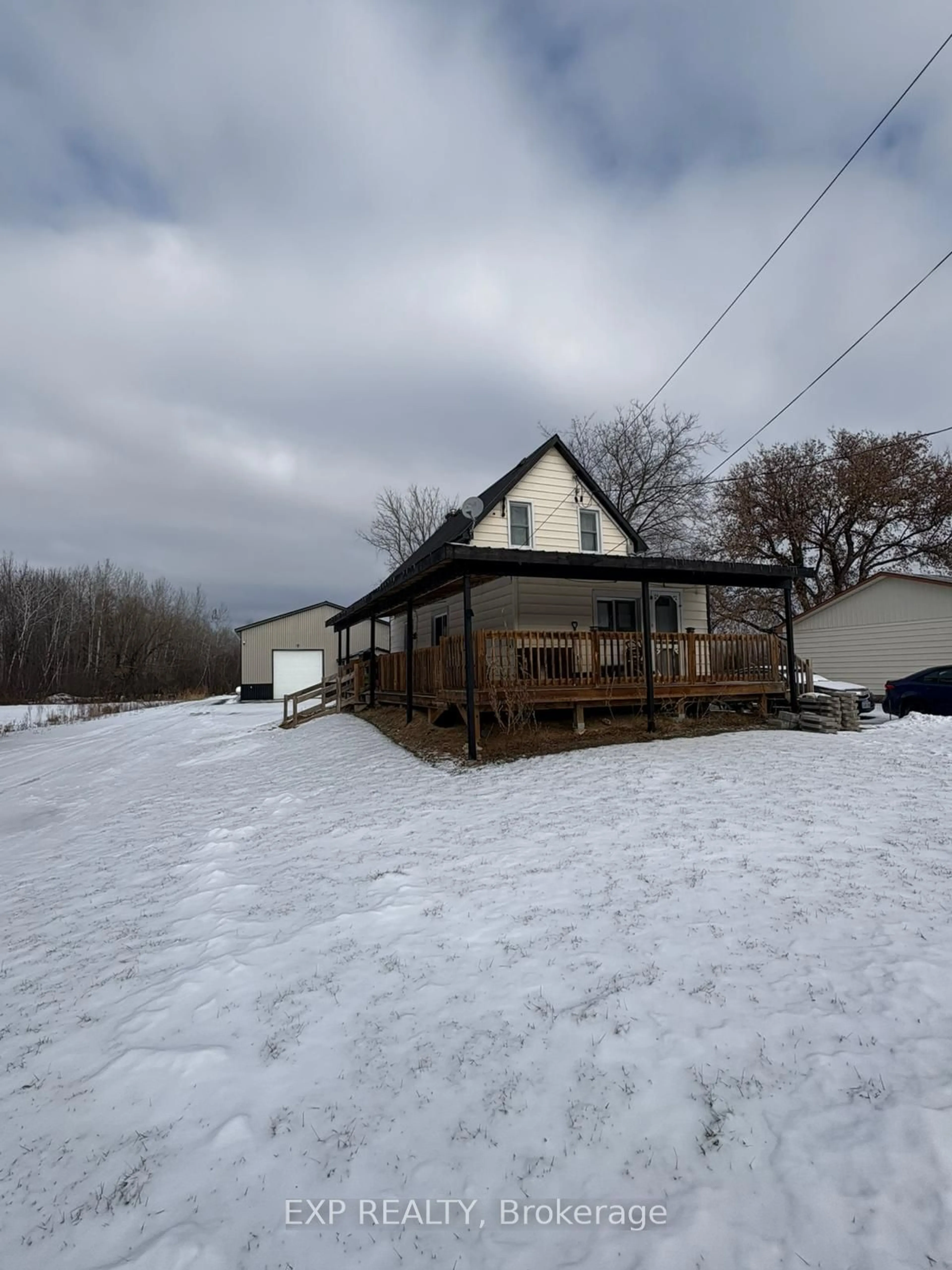 A pic from outside/outdoor area/front of a property/back of a property/a pic from drone, building for 5601 Thunder Rd, Carlsbad Springs Ontario K0A 1K0