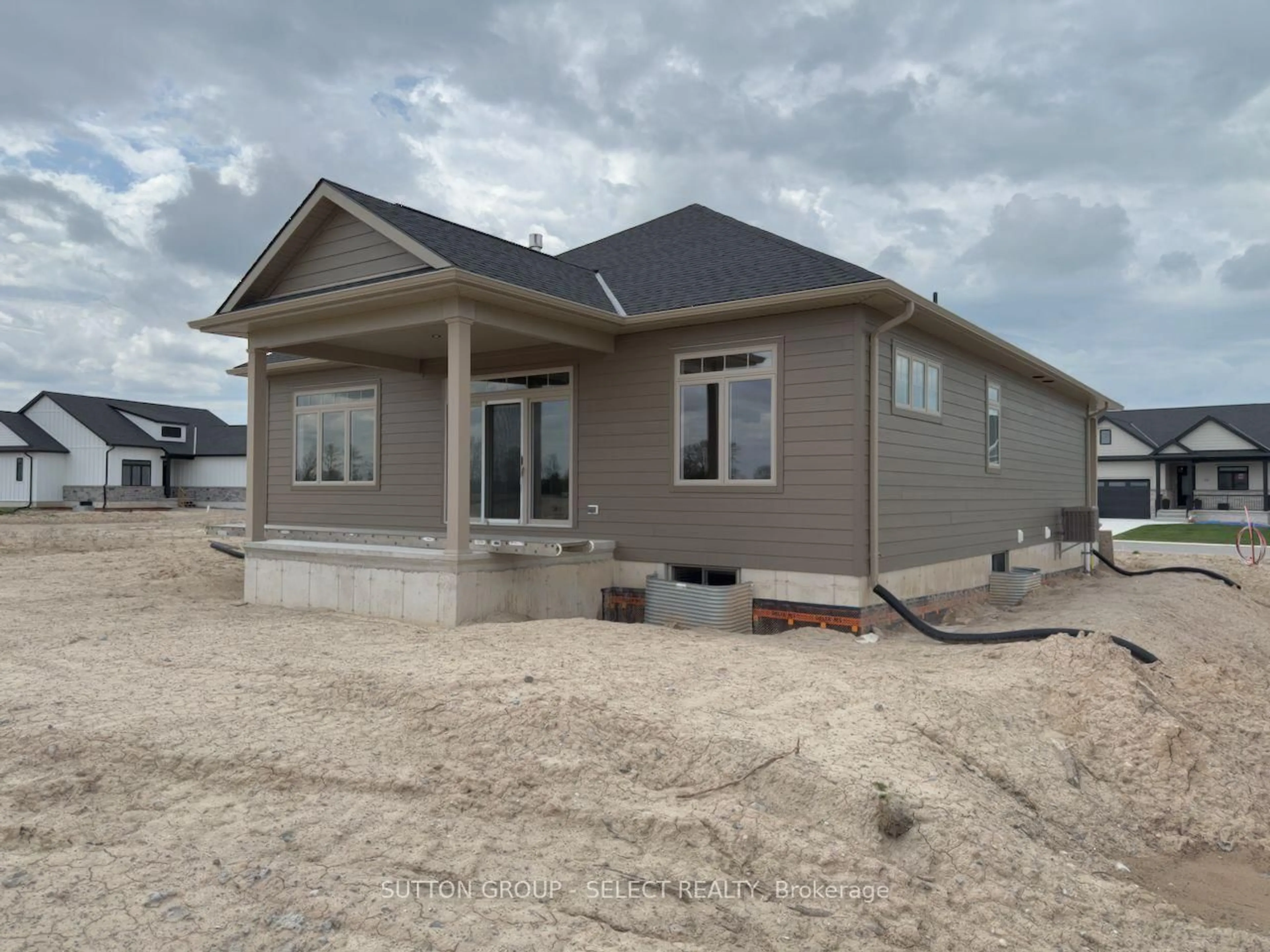 Home with vinyl exterior material, building for 22 LOIS Crt, Lambton Shores Ontario N0M 1T0