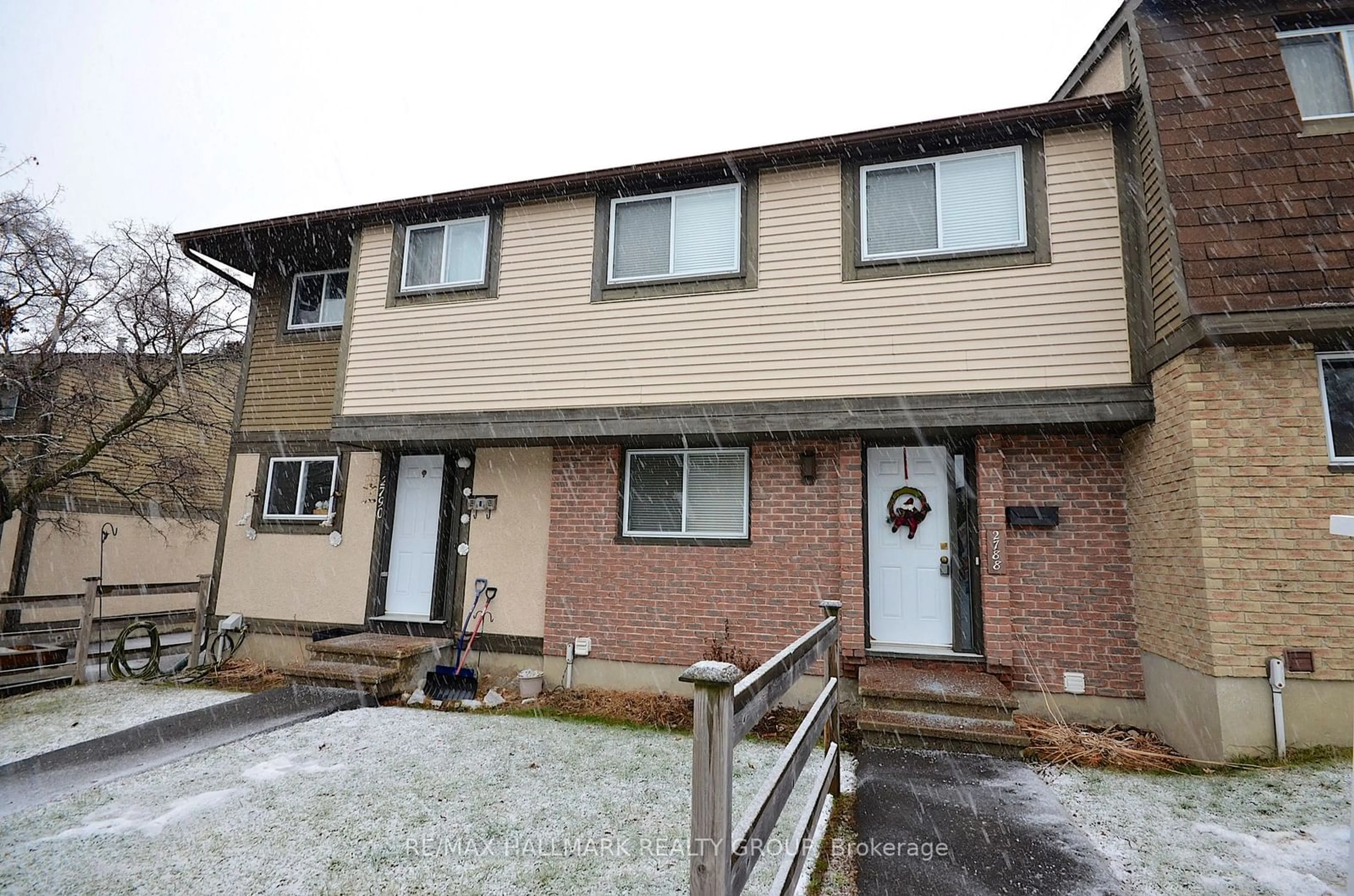 A pic from outside/outdoor area/front of a property/back of a property/a pic from drone, street for 2788 Pimlico Cres, Blossom Park - Airport and Area Ontario K1T 2A8