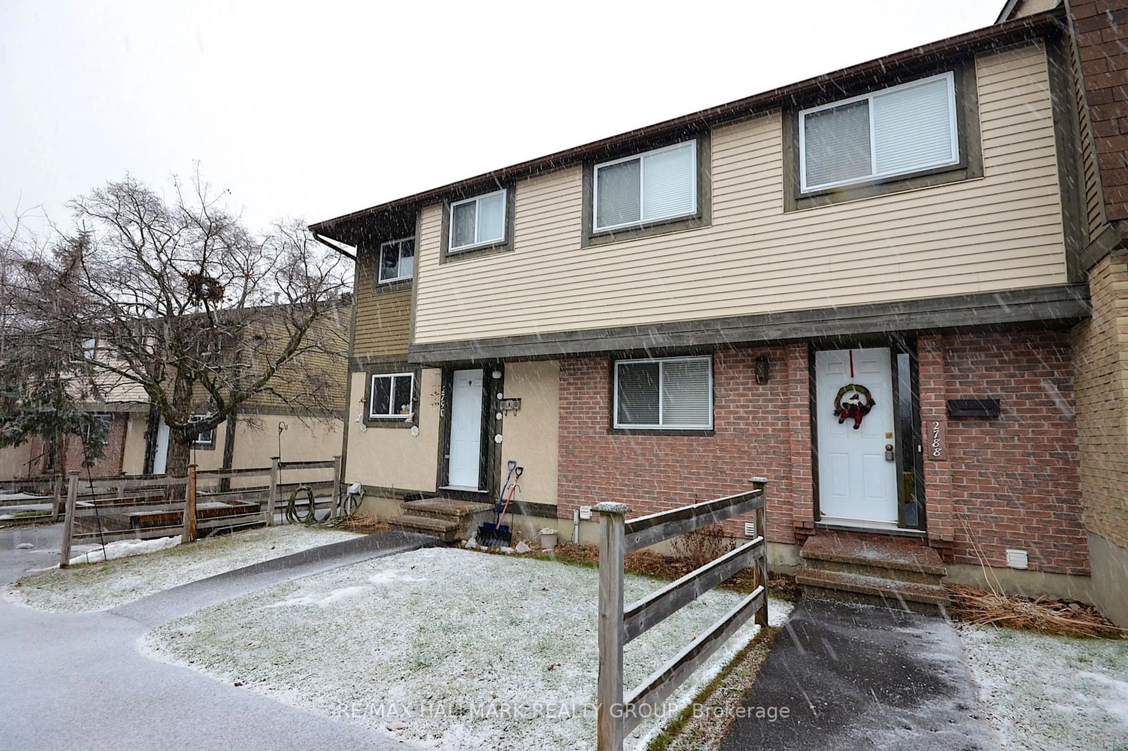 A pic from outside/outdoor area/front of a property/back of a property/a pic from drone, street for 2788 Pimlico Cres, Blossom Park - Airport and Area Ontario K1T 2A8