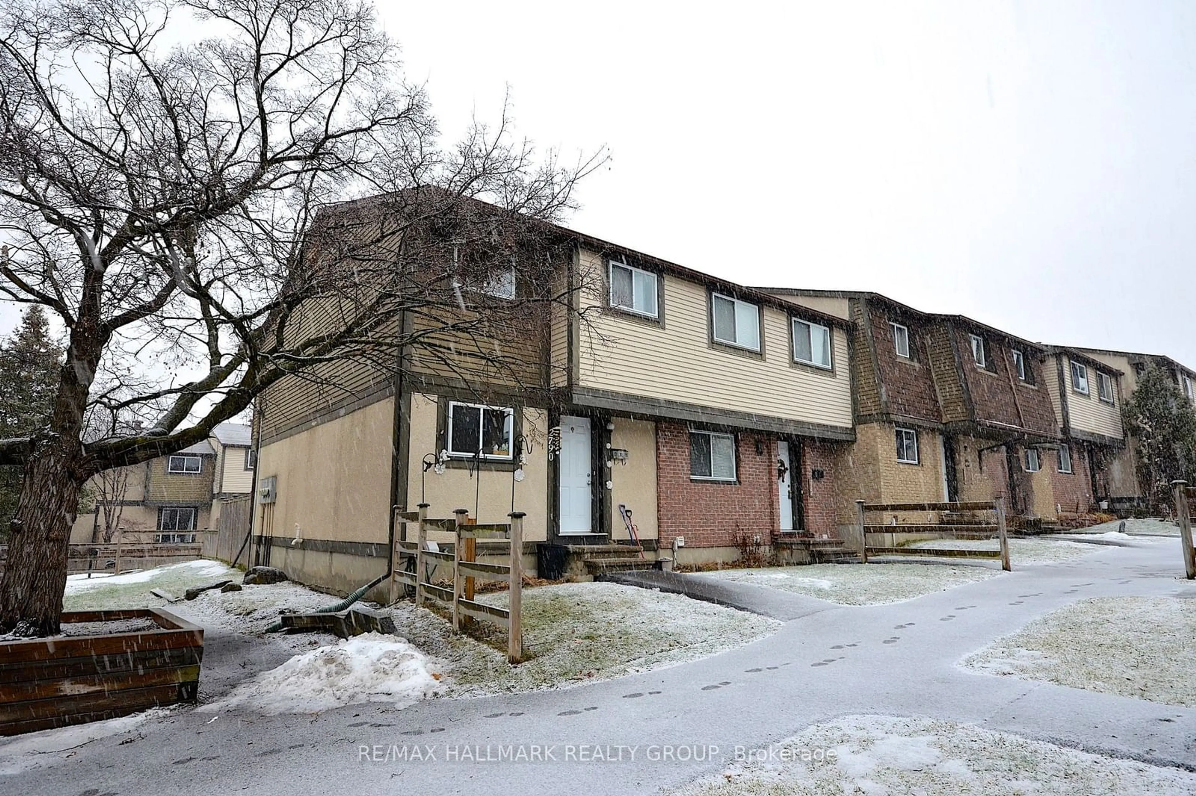 A pic from outside/outdoor area/front of a property/back of a property/a pic from drone, street for 2788 Pimlico Cres, Blossom Park - Airport and Area Ontario K1T 2A8