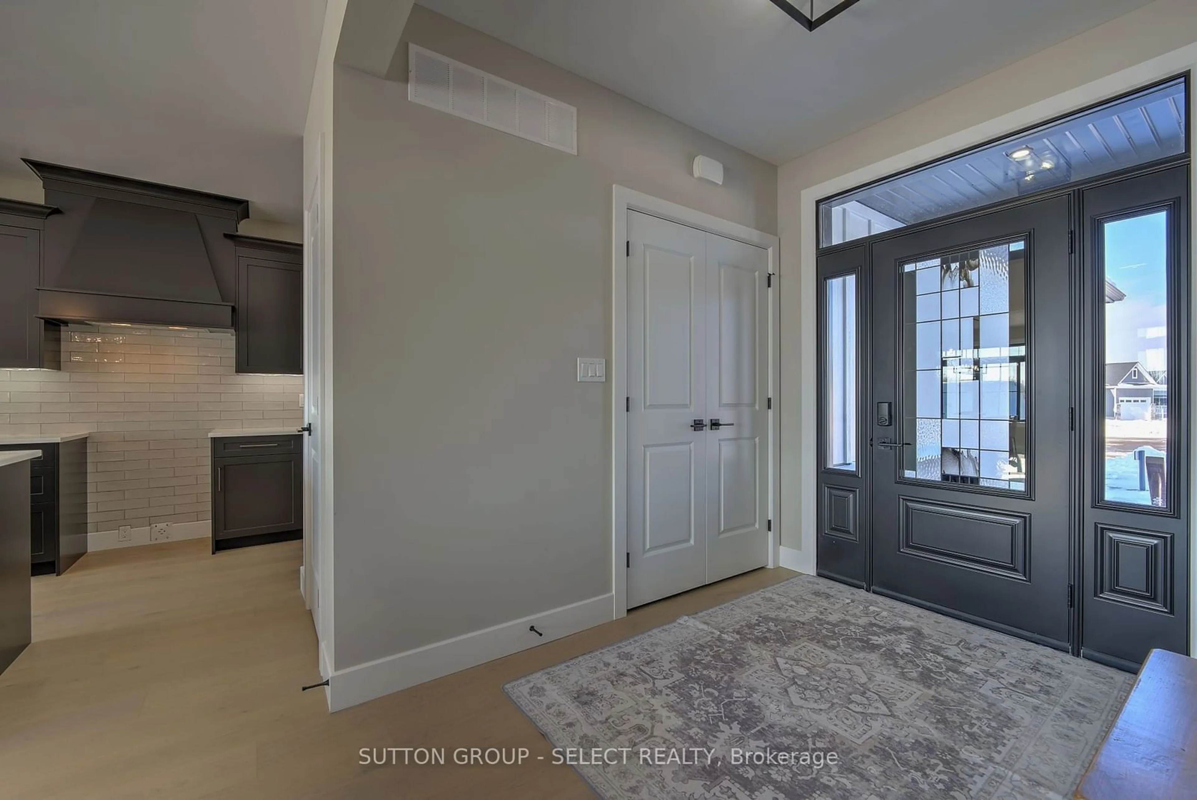 Indoor entryway for 10 LOIS Crt, Lambton Shores Ontario N0M 1T0